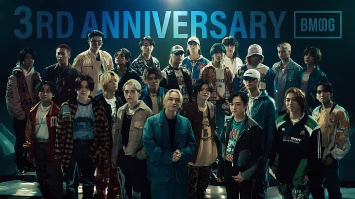 日高光啓のインスタグラム：「BMSG EAST / BMSG WEST 全アーティスト参加作品、今年もリリースしました。  そして日付変わって今日、MVを二つあげます。今のBMSG、皆がどんなムード、空気で過ごしているのかが伝わる作品になっていると思います。  改めて、株式会社BMSGは2023年9月18日に3周年を迎えました。  どこの会社の資本も入っておらず、完全に個として独立した会社であったのにも関わらず、たった3年間でスタッフ50名弱、所属アーティスト&トレーニーが23名に。国民的な音楽番組の出演や、自社興行、新規企画の成功、と数々のトロフィーを得る事ができました。この成長を心から誇らしく、そして有り難く思っております。  同時に、完全に新しい物であれたからこそこの結果があった、とも思っています。 日本の音楽芸能の状況は、お世辞にも順風満帆とは言えません。起業時に感じていた危機感は、まだまだ残っております。  ただ2020年と違うのは、今の日本にはBMSGがある、という事です。 全てのアーティストやアイドルは幸せになっていい。全てのファンは幸せになっていい。我々は忘れられていた”当たり前”を取り戻しにいきます。まだまだこれから、我々にはやらなくてはいけない事がたくさんあります。  4年目のBMSGからは、明確に規模を大きくしたアクションがいくつも発表されます。国内最大規模のライブ、イベント、海を越えた先との協力…皆様が誇れる日本のエンターテインメントを、最高の形で証明し続けることを約束します。  才能を殺さない、未来を殺さない、夢を殺さない。綺麗事を胸を張って唱えます。  上り詰める、だけど蹴落とさない。 媚びない、だけど誰も否定しない。 自分である、だから他人を愛する。 -BeMySelf Group-  最後に、本当にこんな出来たばかりの会社、生まれたばかりの社長、まだまだ若いアーティスト達を応援してくださっているファン、スタッフ、そして出会ってくれたアーティスト&トレーニーの皆様に、心からの愛と感謝とリスペクトを込めて締めさせていただければと思います。  いつも本当にありがとうございます。今後とも何卒、よろしくお願いいたします。  #BMSG3rdAnniversary」