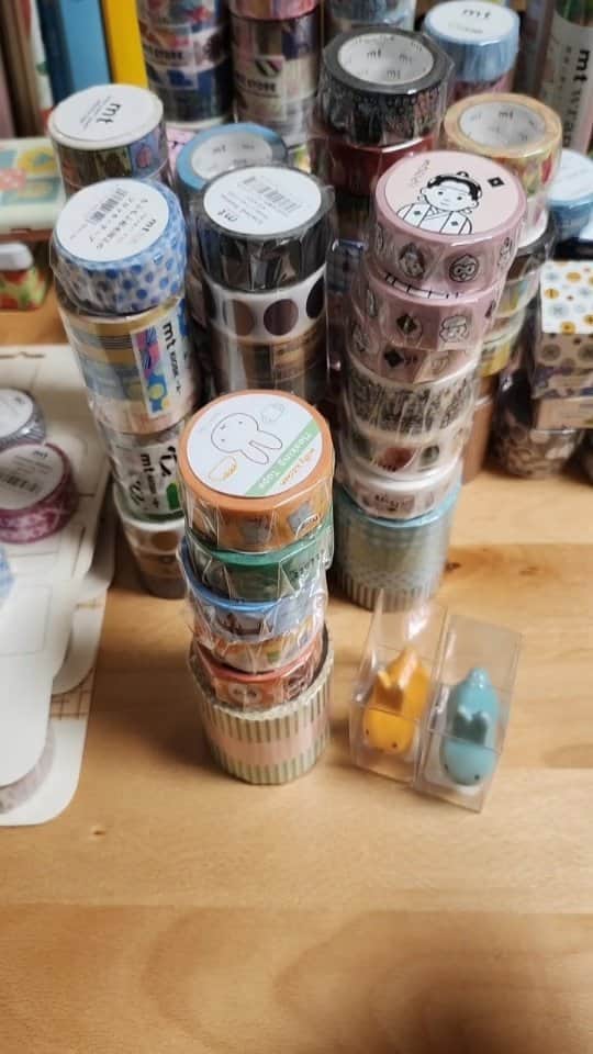 mizutamaのインスタグラム：「9/17 マスキングテープ何個買ったか数えてみよう！　  たーくさん買っています。 自分でもドン引きする量ですー😓 でも、これはやっと行けたファクトリーツアーだからですー！！ 12年目にして行けた倉敷なんですー！！ 12年分のお買い物なんですー！！ やっと真のmtオタクになれた気分です。 そこのところを念頭におきつつ見ていただけたらと～  mt大好きー！！ 100周年おめでとうございます！！  #ファクトリーツアー2023」