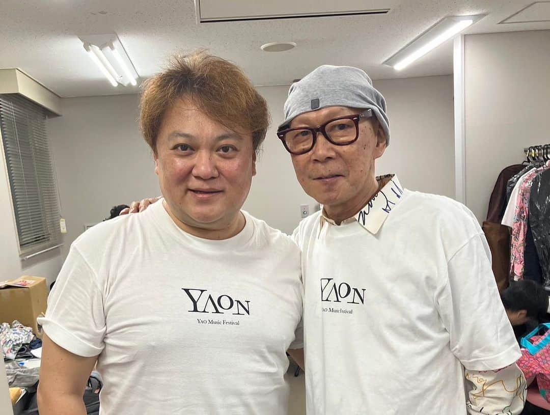 桑山哲也さんのインスタグラム写真 - (桑山哲也Instagram)「八尾音楽祭 楽しく終了しました(^^)/  出演者みんな良い方、笑顔溢れる楽屋で終始楽しかったです♫  F2おんがく教室の生徒さんたちが、一生懸命に歌、ギター、バイオリン、を弾く姿に、笑顔でダンスする姿を見て、感動して、涙腺が弱くなっているおじさんはウルウルでした。  押尾さんが、ステージ袖で、『この中から、将来とんでもないスターが生まれるかも知れないよね！　そんな子供たちに自分達の姿や演奏が、将来に刺激や影響を与えるかも？と思うと気が引き締まる思いだね』と呟いた。 全くその通りです。 だから今日は　いつも以上に音楽は楽しい♫  みんなが気持ちを一つにして舞台は完成する事、共演者、スタッフ、主催者、みんながチームなんだよ(^^)/という事を意識して参加させて頂きました！ おじさんミュージシャンが逆に刺激を頂いた楽しいコンサートでした❣️  #桑山哲也 #ボタンアコーディオン #藤田朋子 #アコーディナ #押尾コータロー、#浜端ヨウヘイ　#岡崎倫典　#ウルフルケイスケ　#野上貴子　#八尾音楽祭」9月18日 0時19分 - monmalutolu