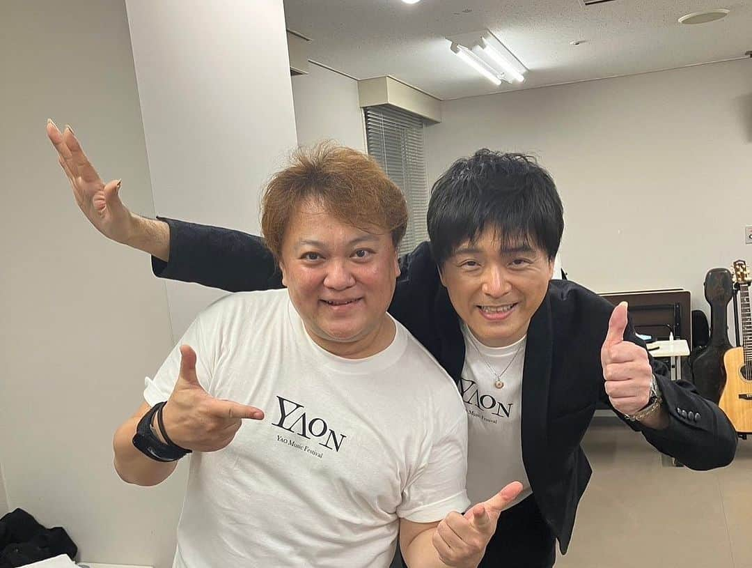 桑山哲也さんのインスタグラム写真 - (桑山哲也Instagram)「八尾音楽祭 楽しく終了しました(^^)/  出演者みんな良い方、笑顔溢れる楽屋で終始楽しかったです♫  F2おんがく教室の生徒さんたちが、一生懸命に歌、ギター、バイオリン、を弾く姿に、笑顔でダンスする姿を見て、感動して、涙腺が弱くなっているおじさんはウルウルでした。  押尾さんが、ステージ袖で、『この中から、将来とんでもないスターが生まれるかも知れないよね！　そんな子供たちに自分達の姿や演奏が、将来に刺激や影響を与えるかも？と思うと気が引き締まる思いだね』と呟いた。 全くその通りです。 だから今日は　いつも以上に音楽は楽しい♫  みんなが気持ちを一つにして舞台は完成する事、共演者、スタッフ、主催者、みんながチームなんだよ(^^)/という事を意識して参加させて頂きました！ おじさんミュージシャンが逆に刺激を頂いた楽しいコンサートでした❣️  #桑山哲也 #ボタンアコーディオン #藤田朋子 #アコーディナ #押尾コータロー、#浜端ヨウヘイ　#岡崎倫典　#ウルフルケイスケ　#野上貴子　#八尾音楽祭」9月18日 0時19分 - monmalutolu