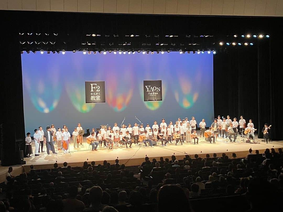 桑山哲也さんのインスタグラム写真 - (桑山哲也Instagram)「八尾音楽祭 楽しく終了しました(^^)/  出演者みんな良い方、笑顔溢れる楽屋で終始楽しかったです♫  F2おんがく教室の生徒さんたちが、一生懸命に歌、ギター、バイオリン、を弾く姿に、笑顔でダンスする姿を見て、感動して、涙腺が弱くなっているおじさんはウルウルでした。  押尾さんが、ステージ袖で、『この中から、将来とんでもないスターが生まれるかも知れないよね！　そんな子供たちに自分達の姿や演奏が、将来に刺激や影響を与えるかも？と思うと気が引き締まる思いだね』と呟いた。 全くその通りです。 だから今日は　いつも以上に音楽は楽しい♫  みんなが気持ちを一つにして舞台は完成する事、共演者、スタッフ、主催者、みんながチームなんだよ(^^)/という事を意識して参加させて頂きました！ おじさんミュージシャンが逆に刺激を頂いた楽しいコンサートでした❣️  #桑山哲也 #ボタンアコーディオン #藤田朋子 #アコーディナ #押尾コータロー、#浜端ヨウヘイ　#岡崎倫典　#ウルフルケイスケ　#野上貴子　#八尾音楽祭」9月18日 0時19分 - monmalutolu