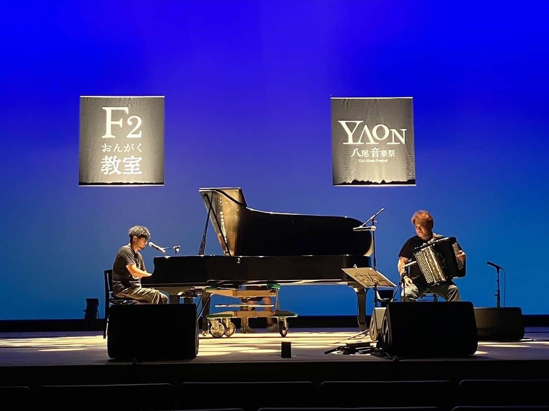 桑山哲也さんのインスタグラム写真 - (桑山哲也Instagram)「八尾音楽祭 楽しく終了しました(^^)/  出演者みんな良い方、笑顔溢れる楽屋で終始楽しかったです♫  F2おんがく教室の生徒さんたちが、一生懸命に歌、ギター、バイオリン、を弾く姿に、笑顔でダンスする姿を見て、感動して、涙腺が弱くなっているおじさんはウルウルでした。  押尾さんが、ステージ袖で、『この中から、将来とんでもないスターが生まれるかも知れないよね！　そんな子供たちに自分達の姿や演奏が、将来に刺激や影響を与えるかも？と思うと気が引き締まる思いだね』と呟いた。 全くその通りです。 だから今日は　いつも以上に音楽は楽しい♫  みんなが気持ちを一つにして舞台は完成する事、共演者、スタッフ、主催者、みんながチームなんだよ(^^)/という事を意識して参加させて頂きました！ おじさんミュージシャンが逆に刺激を頂いた楽しいコンサートでした❣️  #桑山哲也 #ボタンアコーディオン #藤田朋子 #アコーディナ #押尾コータロー、#浜端ヨウヘイ　#岡崎倫典　#ウルフルケイスケ　#野上貴子　#八尾音楽祭」9月18日 0時19分 - monmalutolu