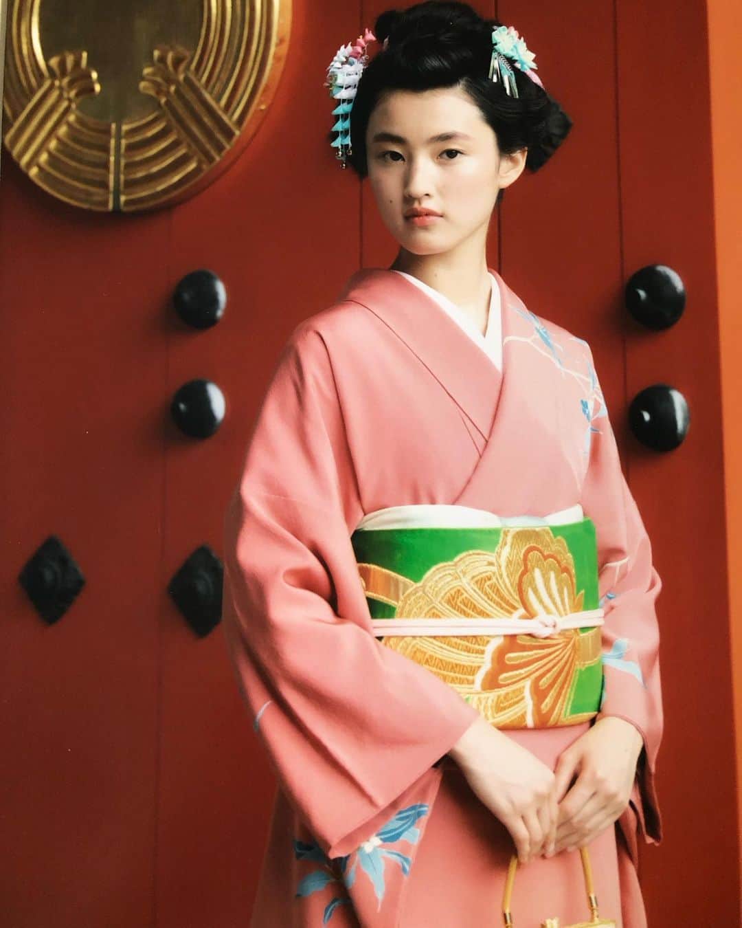 のインスタグラム：「My daughter turned 20 🥺❤️ @akarihigashi   いよいよ次女もこの夏二十歳に なりました。  静かな中に情熱と温かな力を持った あの小さな赤ちゃんが立派な女性に。 あの頃は想像もできなかった 未来をしっかりと歩んでいる娘の 姿に、ふと立ち止まると感動 せずにはいられません。  赤ちゃんがその見えない命の中に 未来の全てをちゃんと 用意してあるその不思議。 いつまで経っても驚かずに いられません。  普段なら子供の成長や変化は 当たり前、と 通り過ぎてしまうことも お誕生日の節目には、 その命の軌跡と奇跡を噛み締めて しまいます。  お誕生日御目出度う。 これからの未来にもいっぱいの 幸せがありますように。  日本で迎えた誕生日。 背の高い次女は、家族代々の 着物でなく私が二十歳の時、 京友禅の田畑喜八さんに 作っていただいた桃の着物を 着せました。  こうして着物もまた次の世代へ。  ヘアメイクは長女と同じく パパ担当。  家族で作る記念撮影。  20年なんてあっという間ですね。  いつも見守ってくださる皆様 本当に有り難うございます。」