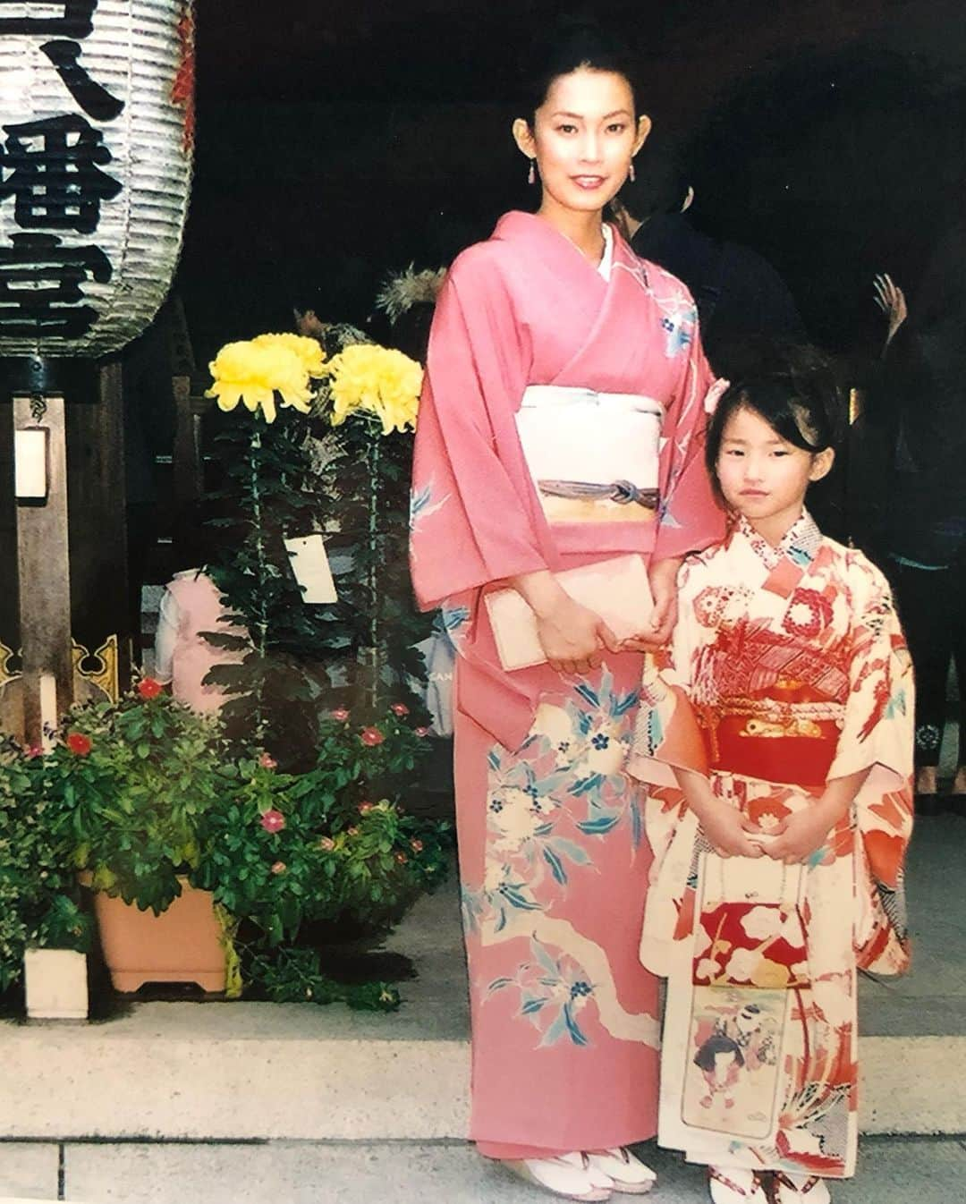 日登美さんのインスタグラム写真 - (日登美Instagram)「My daughter turned 20 🥺❤️ @akarihigashi   いよいよ次女もこの夏二十歳に なりました。  静かな中に情熱と温かな力を持った あの小さな赤ちゃんが立派な女性に。 あの頃は想像もできなかった 未来をしっかりと歩んでいる娘の 姿に、ふと立ち止まると感動 せずにはいられません。  赤ちゃんがその見えない命の中に 未来の全てをちゃんと 用意してあるその不思議。 いつまで経っても驚かずに いられません。  普段なら子供の成長や変化は 当たり前、と 通り過ぎてしまうことも お誕生日の節目には、 その命の軌跡と奇跡を噛み締めて しまいます。  お誕生日御目出度う。 これからの未来にもいっぱいの 幸せがありますように。  日本で迎えた誕生日。 背の高い次女は、家族代々の 着物でなく私が二十歳の時、 京友禅の田畑喜八さんに 作っていただいた桃の着物を 着せました。  こうして着物もまた次の世代へ。  ヘアメイクは長女と同じく パパ担当。  家族で作る記念撮影。  20年なんてあっという間ですね。  いつも見守ってくださる皆様 本当に有り難うございます。」9月18日 0時19分 - hitomihigashi_b