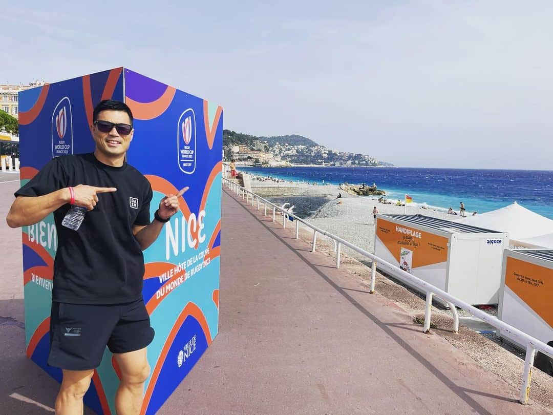 山田章仁のインスタグラム：「青い海、白い砂浜、黒い山田😎 #dazn #rugby #nice」