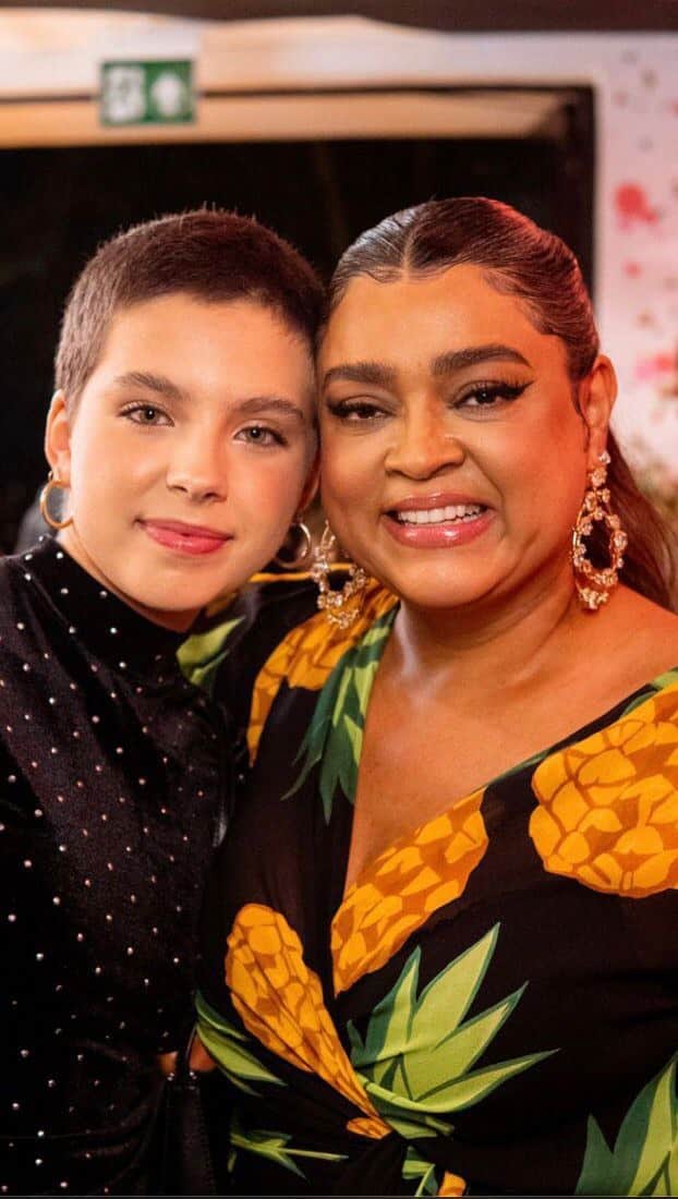 Preta Gilのインスタグラム：「Parabéns, minha @florgildemasi! 15 anos que você enche nossa vida de amor! Tia Preta te ama infinito! ❤️」