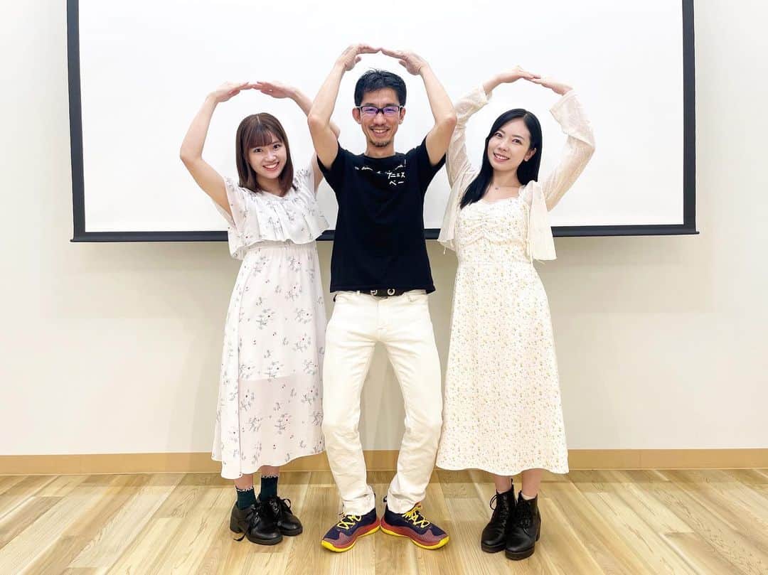 平岡明純のインスタグラム：「📽️ #まちなか映画会 📽️ 短編映画3作品を 鑑賞させていただきました✨  大好きで、大ファンのたかせさんにずっとお会いしたく………  そして😭お会いすることができました✨  ポーズには意味があります😆（だるま）  #たかせしゅうほう 監督作品 『ファーザーx ファーザー』  #香取剛 監督作品 『TARO Singularity』  #舟崎泉美 監督作品 『ユメコイ』」