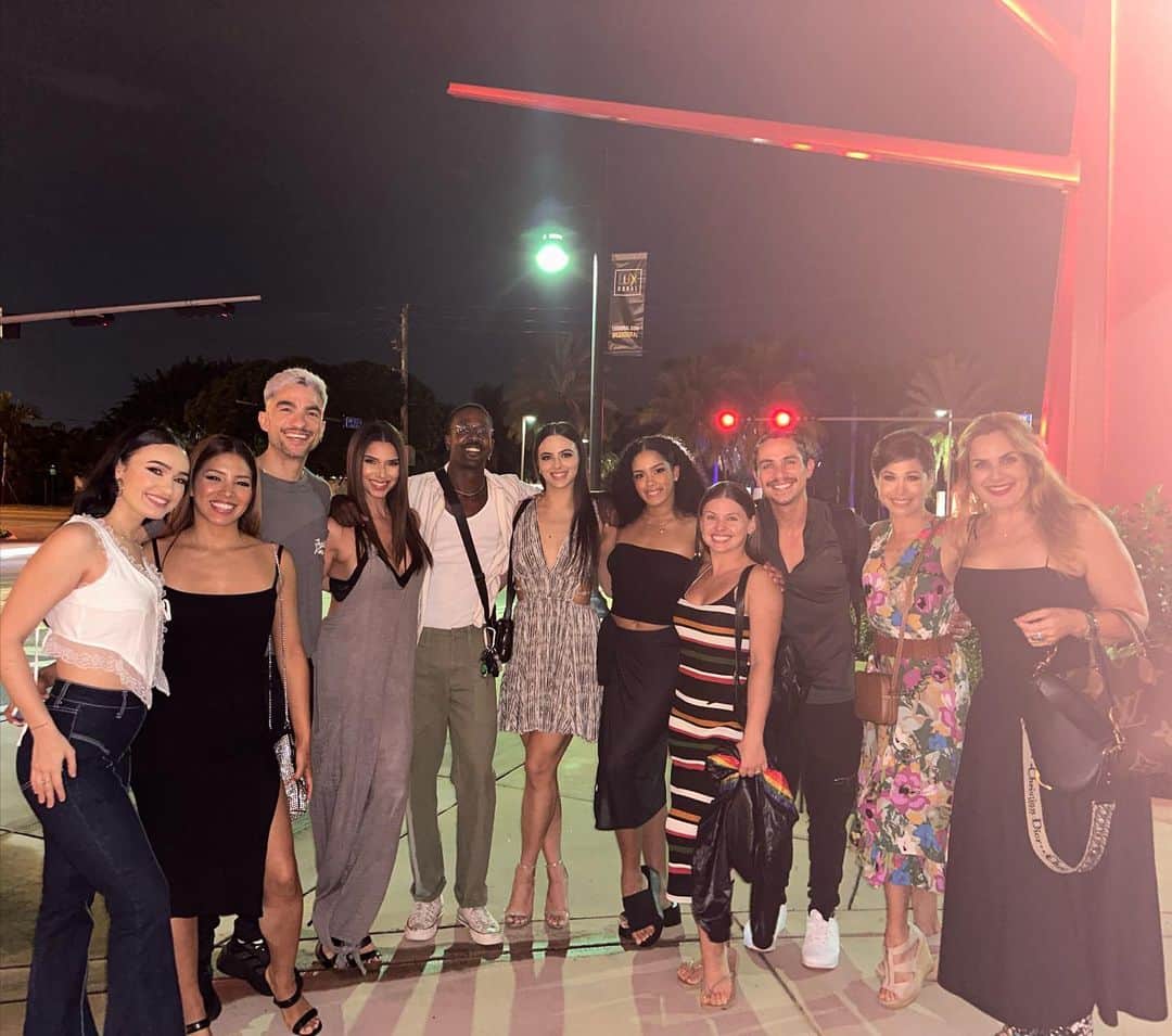 ロゼリン・サンチェスのインスタグラム：「The ones that make the magic happen! Love and more love to the incredible dancers and choreographers of @miraquienbaila   Un honor verlos bailar!! Bianca y yo amamos esta experiencia tan bonita 💕💫」