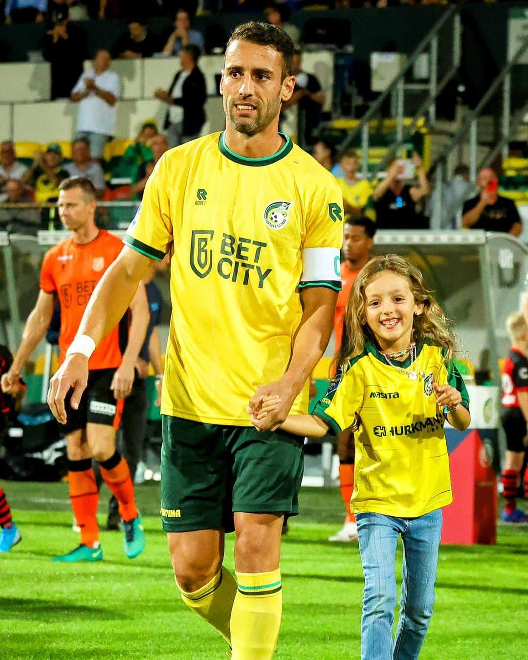 イヴォ・ピントさんのインスタグラム写真 - (イヴォ・ピントInstagram)「Fantastic game from the team 🔥🔥🔥 Great atmosphere again 💚💛 Much more to come 💪🏼💪🏼🤜🏼🤛🏼 @fortuna.sittard」9月18日 0時38分 - ivopinto6