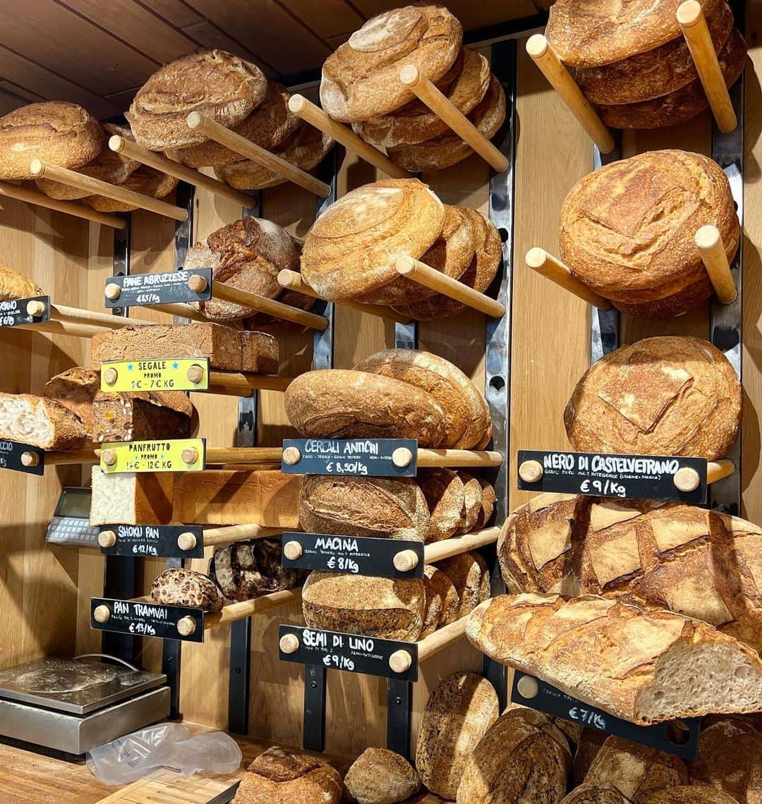 のインスタグラム：「Panificio Davide Longoni🍞🥖🇮🇹 ミラノでとってもおいしかったパン屋さん🇮🇹ハード系がたくさんあってとくに、レーズンたっぷりでおいしすぎた🍇✨😍  海外行った時はその国で1番おいしそうなパン屋さんを巡るのが好き❤️  #milano🇮🇹 #panificiodavidelongoni #パン屋 #パン屋巡り #パン屋さん巡り #パン活 #ayapooh_pain」