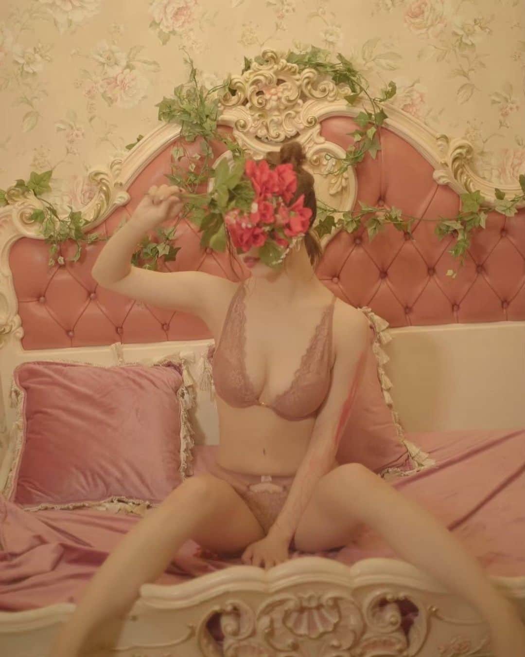 のインスタグラム：「_フロントホックって なんか少しテンションあがる💐  #lingerie」
