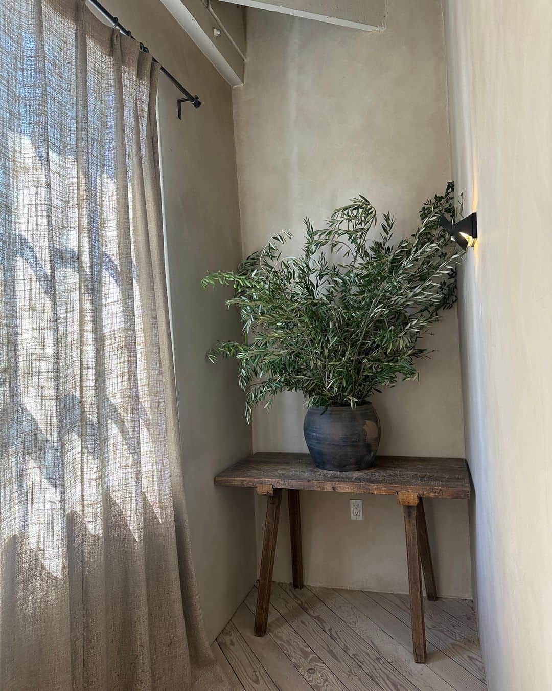Marianna Hewittさんのインスタグラム写真 - (Marianna HewittInstagram)「this week was a catch up week and being in my routine at home — I crave these weeks between travel  In between work and recording new podcast episodes, I got a facial, bought myself flowers, started packing for Paris, and had quality time with my bff.」9月18日 0時42分 - marianna_hewitt