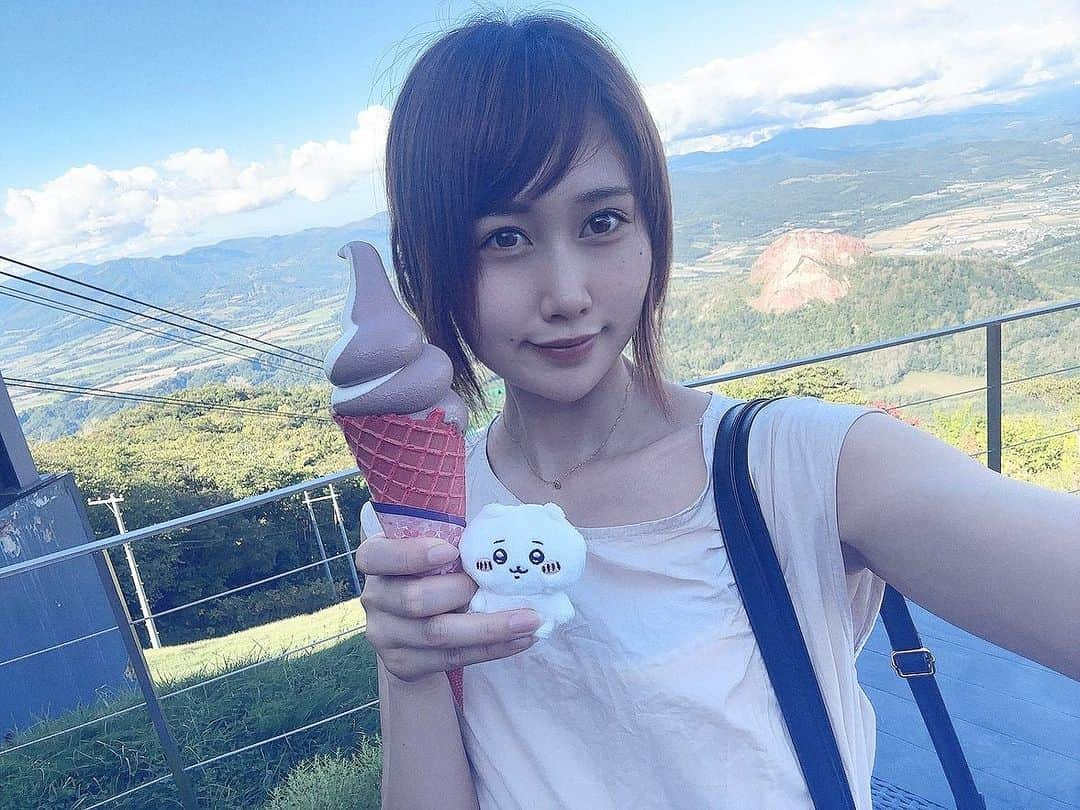 釘町みやびのインスタグラム：「🍦💭  寝ようと思ったらちょっと目が覚めたので 北海道旅の続きを書きたいと思います✍🏻 (2つ前の投稿で1日目の半日レポ書いてます◎)  1日目の夜はススキノの焼肉屋さん♡🥩‪🔥 あれよこれよと叔父が美味しく焼いてくれて 私はせっせと美味しく食べる係でした✌🏻💗 あとワンピースにスープ零しましました。 左端にニンニクスープ、右端にユッケジャン。。笑  2日目は起きてまずコーヒー☕️ ホテルのコーヒーうまぁ…  そして、待望の市場へ！  海鮮丼…めちゃ…うまぁ…すぎて… 住みたくなったよね、北海道。。 でも叔父に衝撃の一言を言われたので(書けない) 今度築地の市場も行ってみたいです🐟  食べ終わったら、みんな別れてお買い物！ 私は弟とママと回りました☺️  お目当てはいくら一番！無事買えました✨ 後日、帰宅後2日間は北海道を家で楽しめましたとさ🐟  2日目の日中は最高に暑い中、昭和新山へ🗻  またソフトクリームたべちた♡ あとおじいちゃんと歴史の映像みてお勉強したり、 またガチャガチャしてちいかわ捕まえたり🥳  おっと、そろそろ画像が貼れなくなってしまったので 今回はここまで〜✌🏻💗  次回がラストかな？！また書きます✨  ． ．  #北海道旅行  #北海道  #北海道グルメ  #肉食女子  #甘党  #足  #足フェチ  #裸足  #海鮮  #海鮮丼  #市場  #昭和新山  #ぬい撮り  #ちいかわ  #家族旅行  #食いしん坊  #食いしん坊女子  #食べるの大好き  #hokkaido  #delicious  #gourmet  #beauty  #feet」