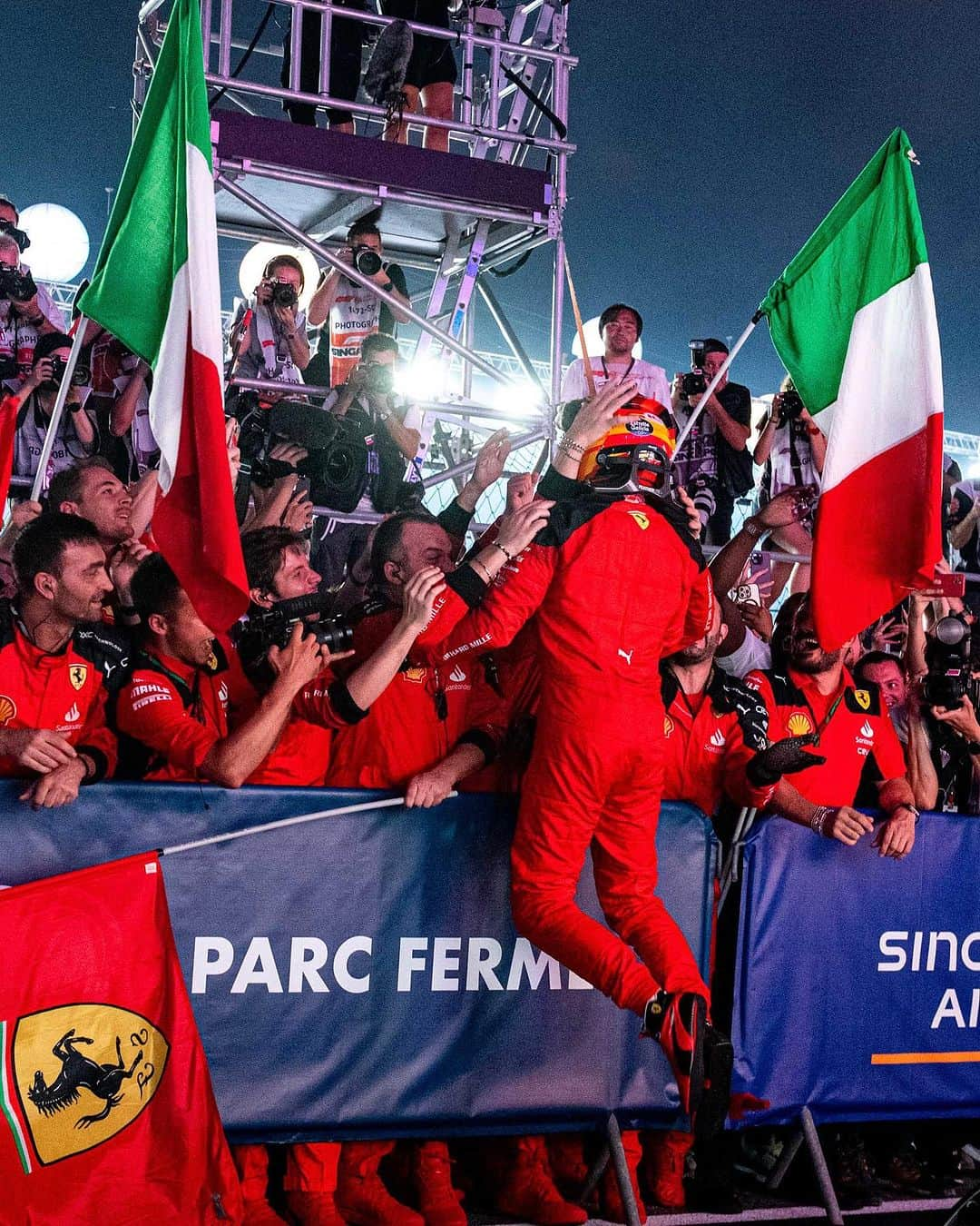 カルロス・サインツJr.さんのインスタグラム写真 - (カルロス・サインツJr.Instagram)「🏆 P1 in Singapore!! SMOOTH OPERATION COMPLETED  @scuderiaferrari   - #carlossainz」9月18日 0時50分 - carlossainz55