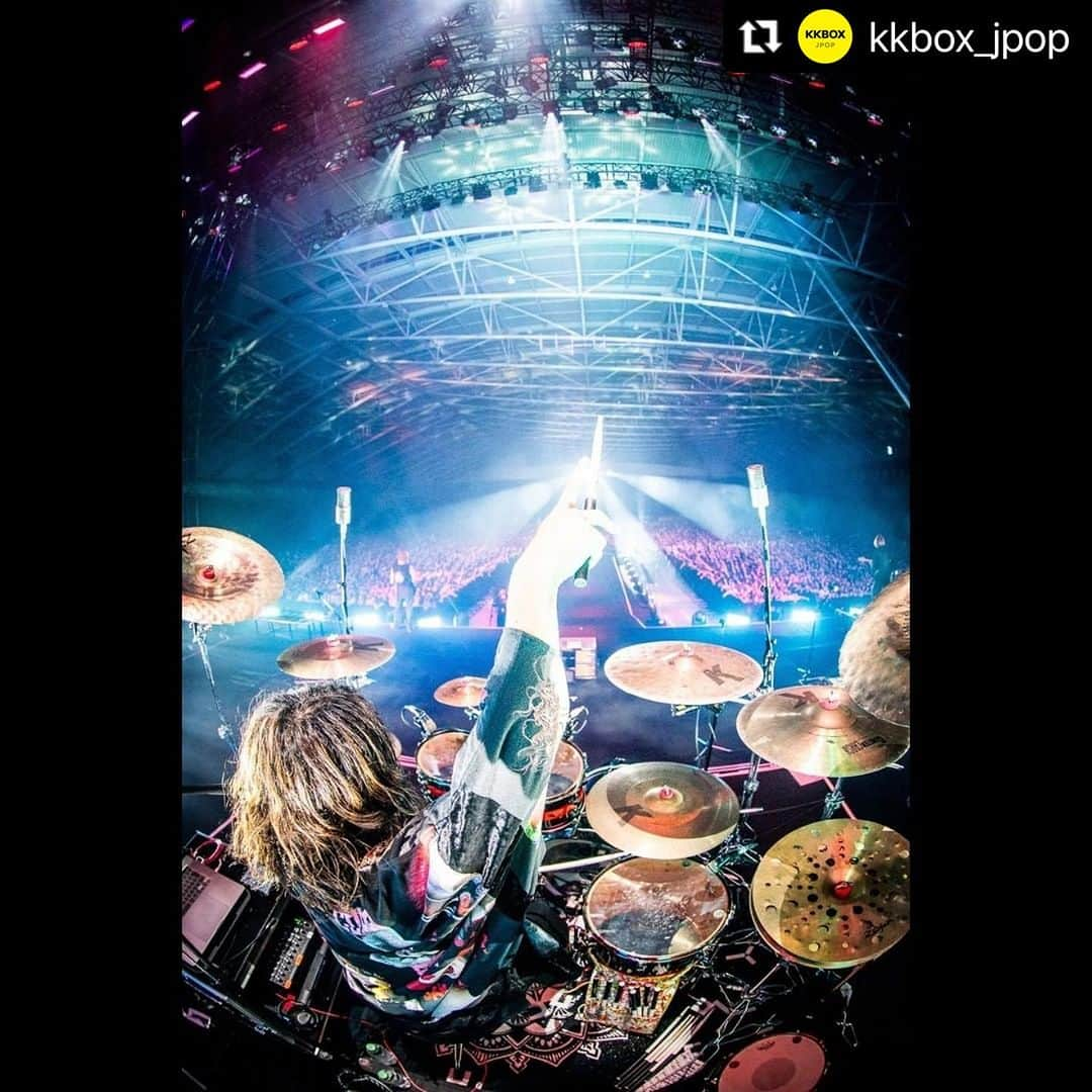 ONE OK ROCK WORLDさんのインスタグラム写真 - (ONE OK ROCK WORLDInstagram)「- #Repost @kkbox_jpop with @use.repost ・・・ ・ONE OK ROCK Luxury Disease Asia Tour 2023 in TAIWAN  ONE OK ROCK 一連兩天在南港展覽館開唱，吸引 3 萬名粉絲入場一同揮汗吶喊、JUMP🔥  在疫情之後終於能夠回到台灣，四人都相當興奮，尤其 Ryota 每次來台灣總會用中文告訴大家：「我不想回家！！」（你倒是快買房啊🏠） 每次對食物都很執著的 Tomoya 這次用中文講了「我愛101，我愛鹹酥雞，我愛你們」（歌迷得到跟鹹酥雞同樣的地位😇） Toru 的中文程度大躍進，這次很甜蜜的跟台灣歌迷告白：「謝謝你們，一直等我們回來，我很想你們，你們有想我嗎？」（當然 🙌）  第一天很有趣的一幕是，唱到〈Stand Out Fit In〉時，Taka 與過去他在海外公演時一樣，找了一個小朋友上台與他共演，小男孩不怯場的表現讓大家一度以為是安排好的，但沒想到就是有這樣的巧合！（可惜第二天似乎沒有物色到小朋友可以同樂）  Taka 有感於這幾年因為疫情、戰爭感覺很差，但感謝大家聚集在這裡，「我們這個世代要帶領世界往好的方向前進，我也會努力唱下去」。  在金曲「Wherever you are」的大合唱與手機燈海中為整場演唱會劃下句點，他更親口透露正在製作新專輯，表示「或許很快就能帶著新歌再見到大家。」  在這次演唱會中，相信許多人都驚訝著這樣的優質音響狀況，一掃過去南港展覽館音況不佳的惡名，讓歌迷見識到團隊的專業可以克服一切。  這次演唱會你們看了哪一場？哪一幕又最讓你印象深刻呢？快跟船長分享 ✨ ——————————— 演唱會歌單這邊聽 🎧https://kkbox.fm/ED5WUt 回 KKBOX 搜尋「ONE OK ROCK」 ——————————— #ONEOKROCK #ワンオク #OOR  圖／Rui Hashimoto、雅慕斯娛樂、必應創造 B'in Live - oneokrockofficial #10969taka #toru_10969 #tomo_10969 #ryota_0809 #luxurydisease#luxurydiseaseasiatour2023#taipei」9月18日 0時52分 - oneokrockworld