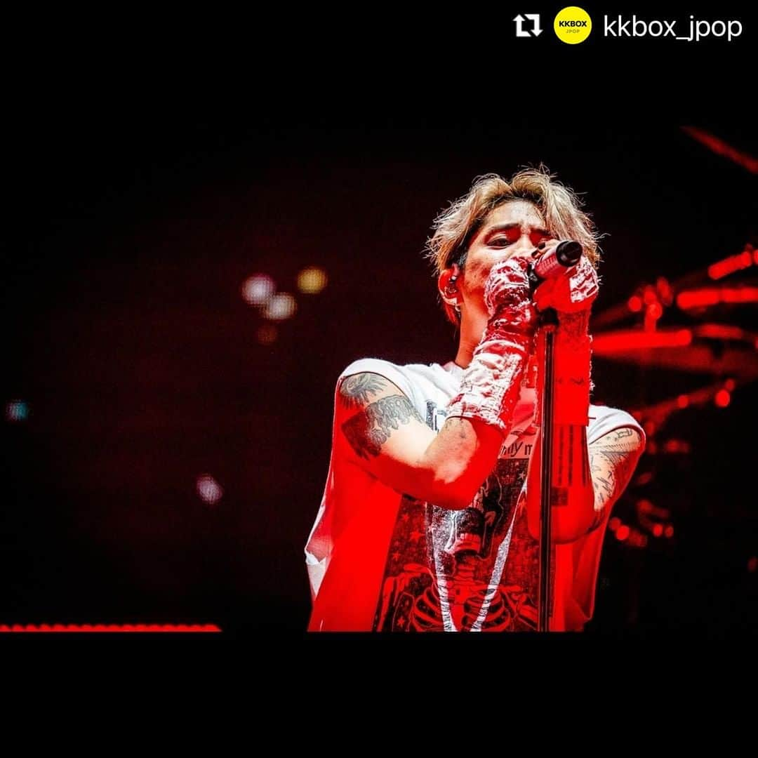 ONE OK ROCK WORLDさんのインスタグラム写真 - (ONE OK ROCK WORLDInstagram)「- #Repost @kkbox_jpop with @use.repost ・・・ ・ONE OK ROCK Luxury Disease Asia Tour 2023 in TAIWAN  ONE OK ROCK 一連兩天在南港展覽館開唱，吸引 3 萬名粉絲入場一同揮汗吶喊、JUMP🔥  在疫情之後終於能夠回到台灣，四人都相當興奮，尤其 Ryota 每次來台灣總會用中文告訴大家：「我不想回家！！」（你倒是快買房啊🏠） 每次對食物都很執著的 Tomoya 這次用中文講了「我愛101，我愛鹹酥雞，我愛你們」（歌迷得到跟鹹酥雞同樣的地位😇） Toru 的中文程度大躍進，這次很甜蜜的跟台灣歌迷告白：「謝謝你們，一直等我們回來，我很想你們，你們有想我嗎？」（當然 🙌）  第一天很有趣的一幕是，唱到〈Stand Out Fit In〉時，Taka 與過去他在海外公演時一樣，找了一個小朋友上台與他共演，小男孩不怯場的表現讓大家一度以為是安排好的，但沒想到就是有這樣的巧合！（可惜第二天似乎沒有物色到小朋友可以同樂）  Taka 有感於這幾年因為疫情、戰爭感覺很差，但感謝大家聚集在這裡，「我們這個世代要帶領世界往好的方向前進，我也會努力唱下去」。  在金曲「Wherever you are」的大合唱與手機燈海中為整場演唱會劃下句點，他更親口透露正在製作新專輯，表示「或許很快就能帶著新歌再見到大家。」  在這次演唱會中，相信許多人都驚訝著這樣的優質音響狀況，一掃過去南港展覽館音況不佳的惡名，讓歌迷見識到團隊的專業可以克服一切。  這次演唱會你們看了哪一場？哪一幕又最讓你印象深刻呢？快跟船長分享 ✨ ——————————— 演唱會歌單這邊聽 🎧https://kkbox.fm/ED5WUt 回 KKBOX 搜尋「ONE OK ROCK」 ——————————— #ONEOKROCK #ワンオク #OOR  圖／Rui Hashimoto、雅慕斯娛樂、必應創造 B'in Live - oneokrockofficial #10969taka #toru_10969 #tomo_10969 #ryota_0809 #luxurydisease#luxurydiseaseasiatour2023#taipei」9月18日 0時52分 - oneokrockworld