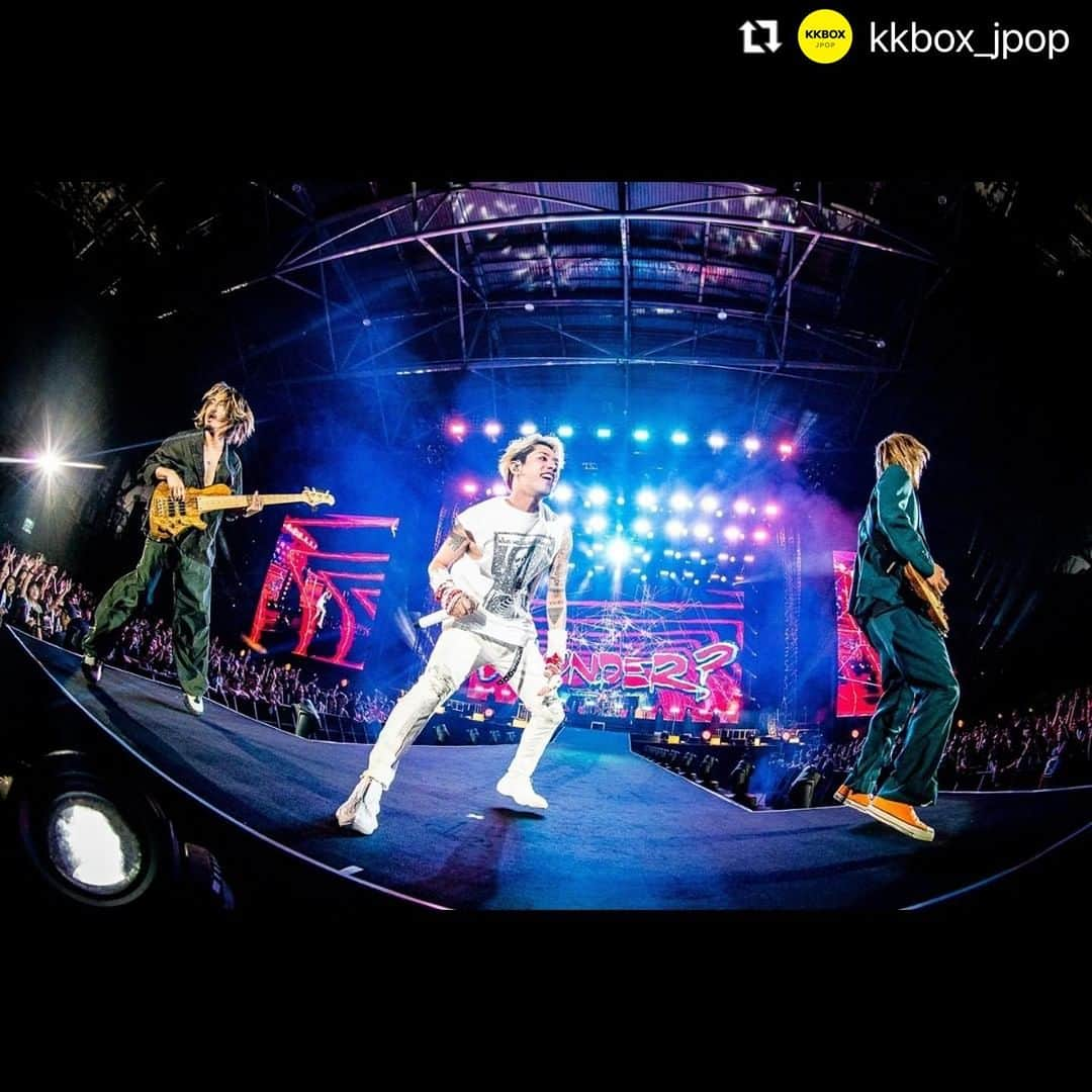 ONE OK ROCK WORLDさんのインスタグラム写真 - (ONE OK ROCK WORLDInstagram)「- #Repost @kkbox_jpop with @use.repost ・・・ ・ONE OK ROCK Luxury Disease Asia Tour 2023 in TAIWAN  ONE OK ROCK 一連兩天在南港展覽館開唱，吸引 3 萬名粉絲入場一同揮汗吶喊、JUMP🔥  在疫情之後終於能夠回到台灣，四人都相當興奮，尤其 Ryota 每次來台灣總會用中文告訴大家：「我不想回家！！」（你倒是快買房啊🏠） 每次對食物都很執著的 Tomoya 這次用中文講了「我愛101，我愛鹹酥雞，我愛你們」（歌迷得到跟鹹酥雞同樣的地位😇） Toru 的中文程度大躍進，這次很甜蜜的跟台灣歌迷告白：「謝謝你們，一直等我們回來，我很想你們，你們有想我嗎？」（當然 🙌）  第一天很有趣的一幕是，唱到〈Stand Out Fit In〉時，Taka 與過去他在海外公演時一樣，找了一個小朋友上台與他共演，小男孩不怯場的表現讓大家一度以為是安排好的，但沒想到就是有這樣的巧合！（可惜第二天似乎沒有物色到小朋友可以同樂）  Taka 有感於這幾年因為疫情、戰爭感覺很差，但感謝大家聚集在這裡，「我們這個世代要帶領世界往好的方向前進，我也會努力唱下去」。  在金曲「Wherever you are」的大合唱與手機燈海中為整場演唱會劃下句點，他更親口透露正在製作新專輯，表示「或許很快就能帶著新歌再見到大家。」  在這次演唱會中，相信許多人都驚訝著這樣的優質音響狀況，一掃過去南港展覽館音況不佳的惡名，讓歌迷見識到團隊的專業可以克服一切。  這次演唱會你們看了哪一場？哪一幕又最讓你印象深刻呢？快跟船長分享 ✨ ——————————— 演唱會歌單這邊聽 🎧https://kkbox.fm/ED5WUt 回 KKBOX 搜尋「ONE OK ROCK」 ——————————— #ONEOKROCK #ワンオク #OOR  圖／Rui Hashimoto、雅慕斯娛樂、必應創造 B'in Live - oneokrockofficial #10969taka #toru_10969 #tomo_10969 #ryota_0809 #luxurydisease#luxurydiseaseasiatour2023#taipei」9月18日 0時52分 - oneokrockworld