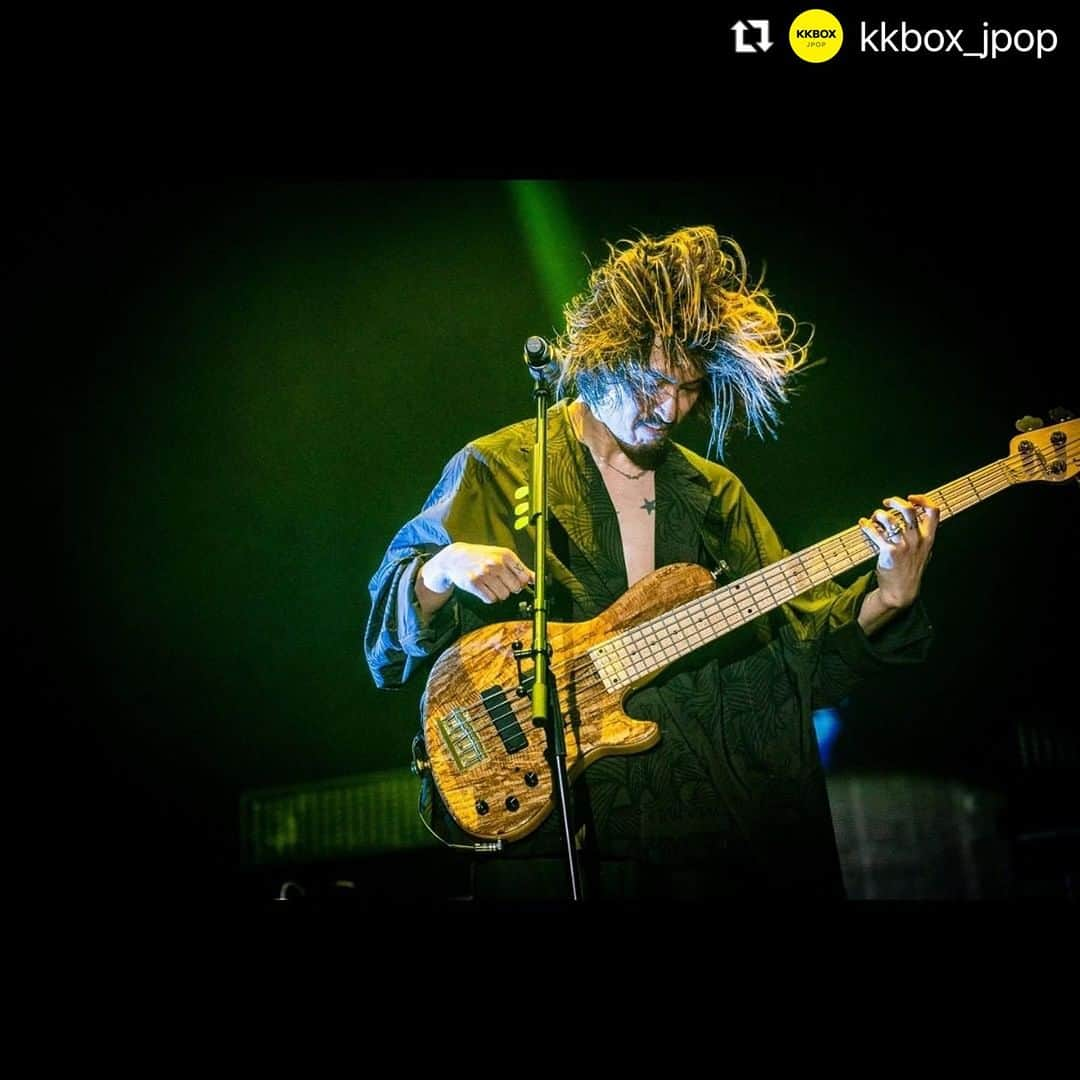 ONE OK ROCK WORLDさんのインスタグラム写真 - (ONE OK ROCK WORLDInstagram)「- #Repost @kkbox_jpop with @use.repost ・・・ ・ONE OK ROCK Luxury Disease Asia Tour 2023 in TAIWAN  ONE OK ROCK 一連兩天在南港展覽館開唱，吸引 3 萬名粉絲入場一同揮汗吶喊、JUMP🔥  在疫情之後終於能夠回到台灣，四人都相當興奮，尤其 Ryota 每次來台灣總會用中文告訴大家：「我不想回家！！」（你倒是快買房啊🏠） 每次對食物都很執著的 Tomoya 這次用中文講了「我愛101，我愛鹹酥雞，我愛你們」（歌迷得到跟鹹酥雞同樣的地位😇） Toru 的中文程度大躍進，這次很甜蜜的跟台灣歌迷告白：「謝謝你們，一直等我們回來，我很想你們，你們有想我嗎？」（當然 🙌）  第一天很有趣的一幕是，唱到〈Stand Out Fit In〉時，Taka 與過去他在海外公演時一樣，找了一個小朋友上台與他共演，小男孩不怯場的表現讓大家一度以為是安排好的，但沒想到就是有這樣的巧合！（可惜第二天似乎沒有物色到小朋友可以同樂）  Taka 有感於這幾年因為疫情、戰爭感覺很差，但感謝大家聚集在這裡，「我們這個世代要帶領世界往好的方向前進，我也會努力唱下去」。  在金曲「Wherever you are」的大合唱與手機燈海中為整場演唱會劃下句點，他更親口透露正在製作新專輯，表示「或許很快就能帶著新歌再見到大家。」  在這次演唱會中，相信許多人都驚訝著這樣的優質音響狀況，一掃過去南港展覽館音況不佳的惡名，讓歌迷見識到團隊的專業可以克服一切。  這次演唱會你們看了哪一場？哪一幕又最讓你印象深刻呢？快跟船長分享 ✨ ——————————— 演唱會歌單這邊聽 🎧https://kkbox.fm/ED5WUt 回 KKBOX 搜尋「ONE OK ROCK」 ——————————— #ONEOKROCK #ワンオク #OOR  圖／Rui Hashimoto、雅慕斯娛樂、必應創造 B'in Live - oneokrockofficial #10969taka #toru_10969 #tomo_10969 #ryota_0809 #luxurydisease#luxurydiseaseasiatour2023#taipei」9月18日 0時52分 - oneokrockworld