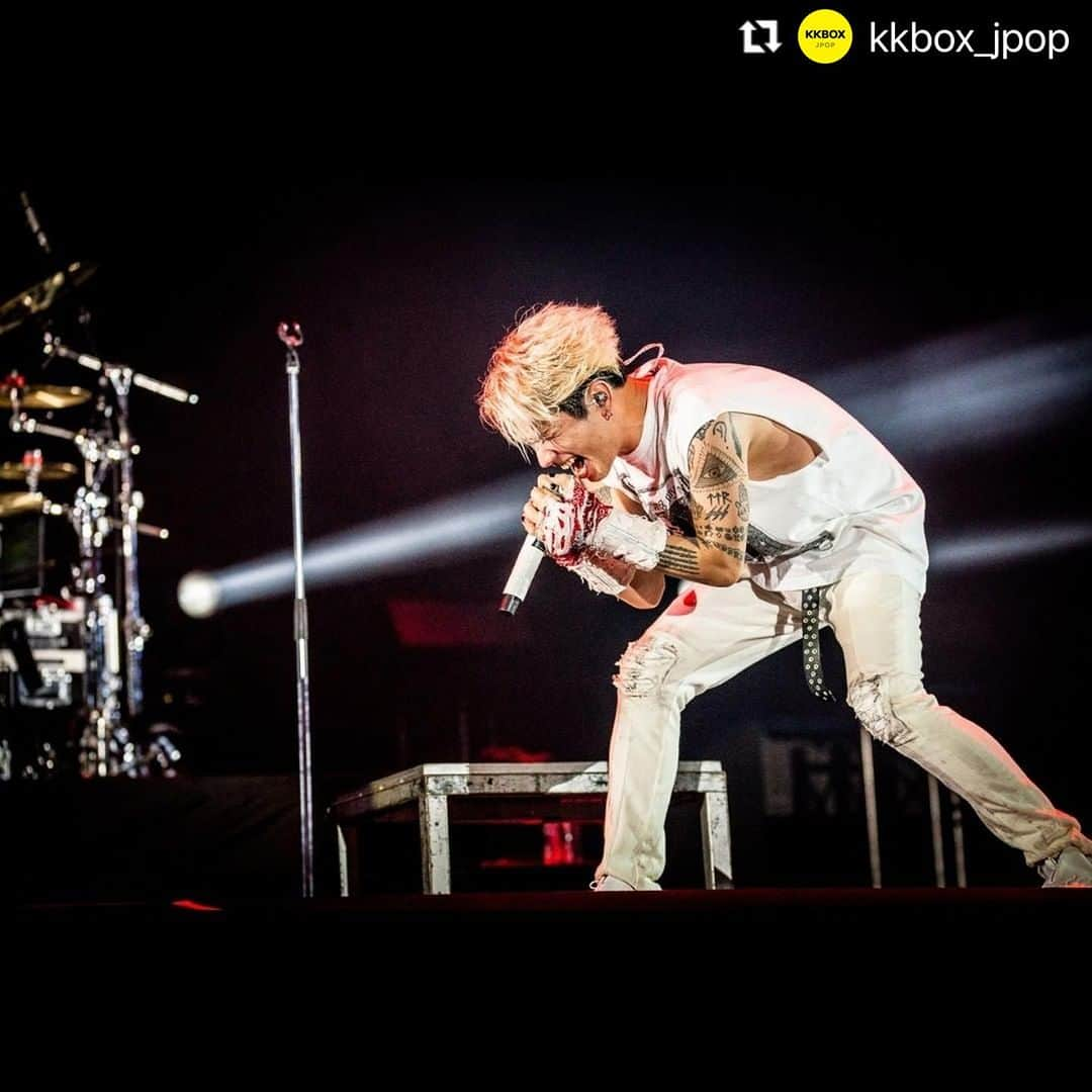 ONE OK ROCK WORLDさんのインスタグラム写真 - (ONE OK ROCK WORLDInstagram)「- #Repost @kkbox_jpop with @use.repost ・・・ ・ONE OK ROCK Luxury Disease Asia Tour 2023 in TAIWAN  ONE OK ROCK 一連兩天在南港展覽館開唱，吸引 3 萬名粉絲入場一同揮汗吶喊、JUMP🔥  在疫情之後終於能夠回到台灣，四人都相當興奮，尤其 Ryota 每次來台灣總會用中文告訴大家：「我不想回家！！」（你倒是快買房啊🏠） 每次對食物都很執著的 Tomoya 這次用中文講了「我愛101，我愛鹹酥雞，我愛你們」（歌迷得到跟鹹酥雞同樣的地位😇） Toru 的中文程度大躍進，這次很甜蜜的跟台灣歌迷告白：「謝謝你們，一直等我們回來，我很想你們，你們有想我嗎？」（當然 🙌）  第一天很有趣的一幕是，唱到〈Stand Out Fit In〉時，Taka 與過去他在海外公演時一樣，找了一個小朋友上台與他共演，小男孩不怯場的表現讓大家一度以為是安排好的，但沒想到就是有這樣的巧合！（可惜第二天似乎沒有物色到小朋友可以同樂）  Taka 有感於這幾年因為疫情、戰爭感覺很差，但感謝大家聚集在這裡，「我們這個世代要帶領世界往好的方向前進，我也會努力唱下去」。  在金曲「Wherever you are」的大合唱與手機燈海中為整場演唱會劃下句點，他更親口透露正在製作新專輯，表示「或許很快就能帶著新歌再見到大家。」  在這次演唱會中，相信許多人都驚訝著這樣的優質音響狀況，一掃過去南港展覽館音況不佳的惡名，讓歌迷見識到團隊的專業可以克服一切。  這次演唱會你們看了哪一場？哪一幕又最讓你印象深刻呢？快跟船長分享 ✨ ——————————— 演唱會歌單這邊聽 🎧https://kkbox.fm/ED5WUt 回 KKBOX 搜尋「ONE OK ROCK」 ——————————— #ONEOKROCK #ワンオク #OOR  圖／Rui Hashimoto、雅慕斯娛樂、必應創造 B'in Live - oneokrockofficial #10969taka #toru_10969 #tomo_10969 #ryota_0809 #luxurydisease#luxurydiseaseasiatour2023#taipei」9月18日 0時52分 - oneokrockworld