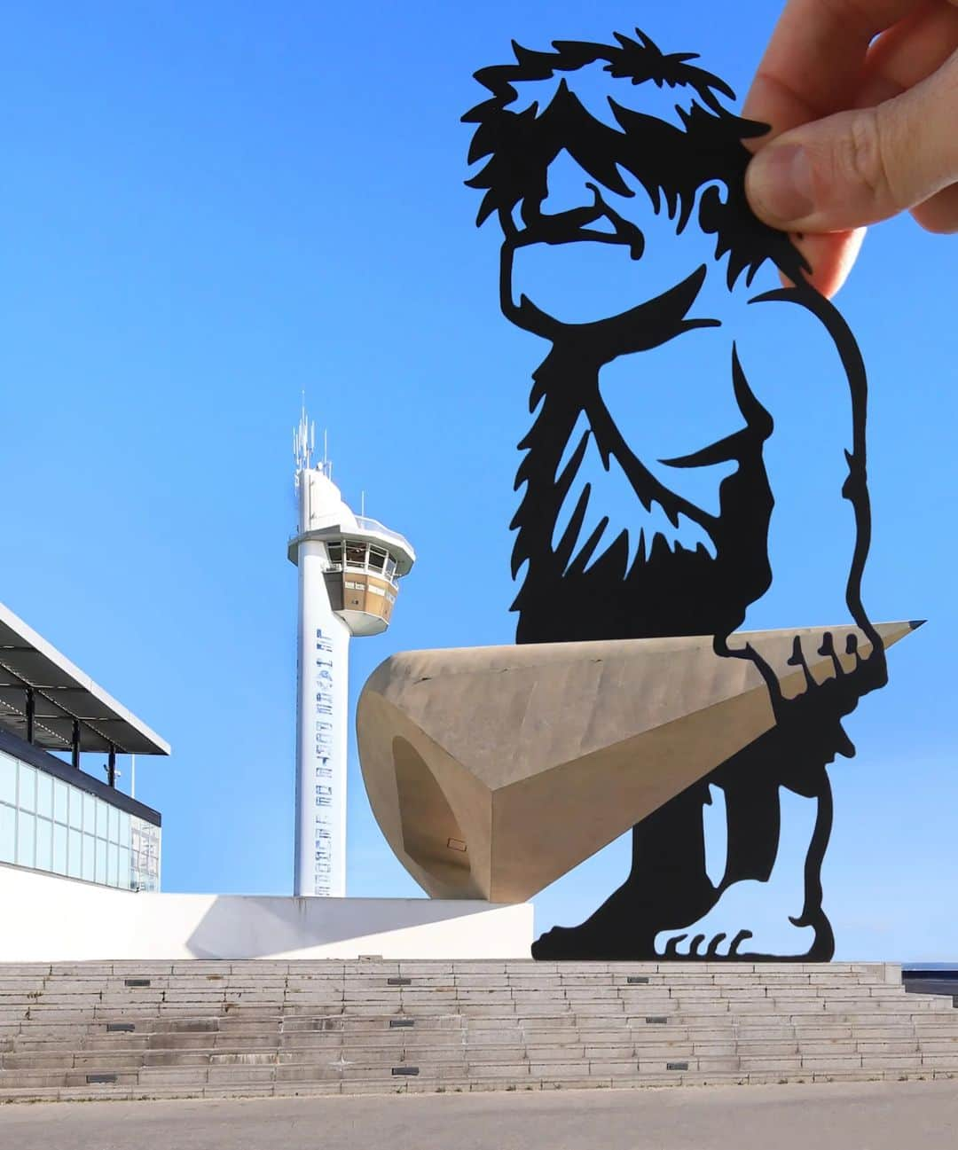 Rich McCorのインスタグラム：「This sculpture in Le Havre is one of the most incredible optical illusions I've seen- from different angles it looks like completely different shapes (swipe to see what it looks like front on).  It's called The Signal, by Henri Georges Adam and it's outside the MuMa Museum.  #opticalillusion #paperart #travelphotography」