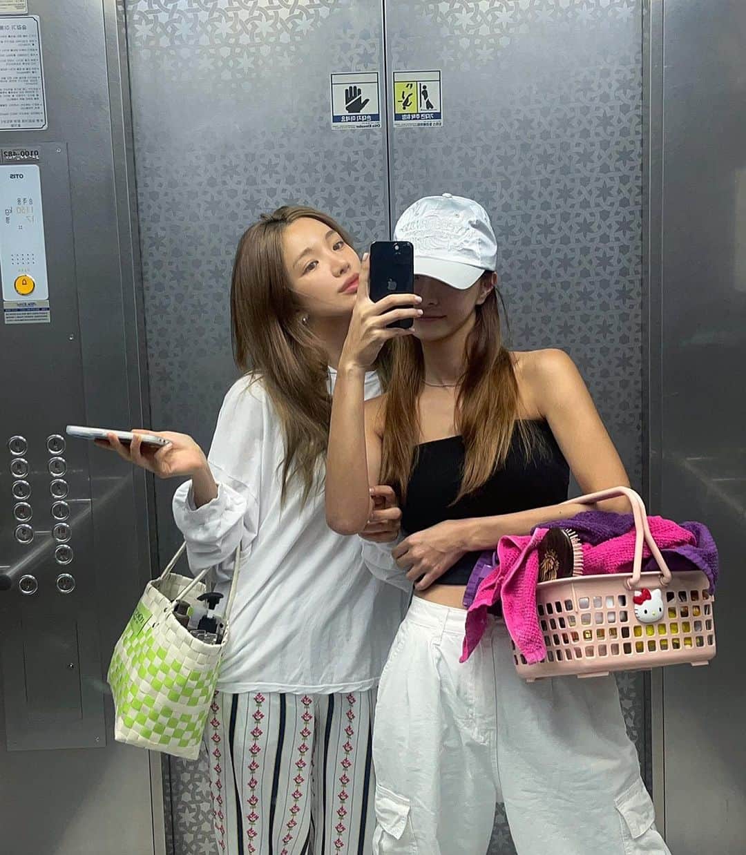 キム・ボラムのインスタグラム：「운동,목욕탕메이드인 딸기엄마랑  땀은 안 빼고 먹기만 하다 집 귀가 🥲」