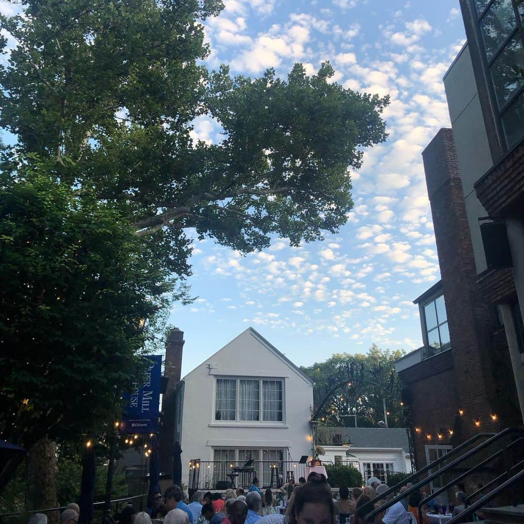 岡田育のインスタグラム：「Another beautiful end of summer party with Jarran Muse @jaemuse at the riverside special stage of Paper Mill Playhouse @papermillplayhouse NJ. Great as a solo show, and the improv ensemble choir of cicadas and the brook were also lovely. #jarranmuse #papermillplayhouse #keylimepie  Coming soon…  @awonderfulworldbway 🎺👀 . 夏の終わりのPaper Mill Playhouse野外ステージで、ジャランミューズ氏のディナーショー。晴れて本当によかった。今秋からまたブロードウェイでルイアームストロングのミュージカル『A Wonderful World』ご出演とのこと。再演の楽日で大入満員、劇場の年間会員っぽい地元常連客たちが幕間にみんな食後のキーライムパイ頼んでるのでつられて頼んだら美味しかった。郷に入っては郷に従え！」