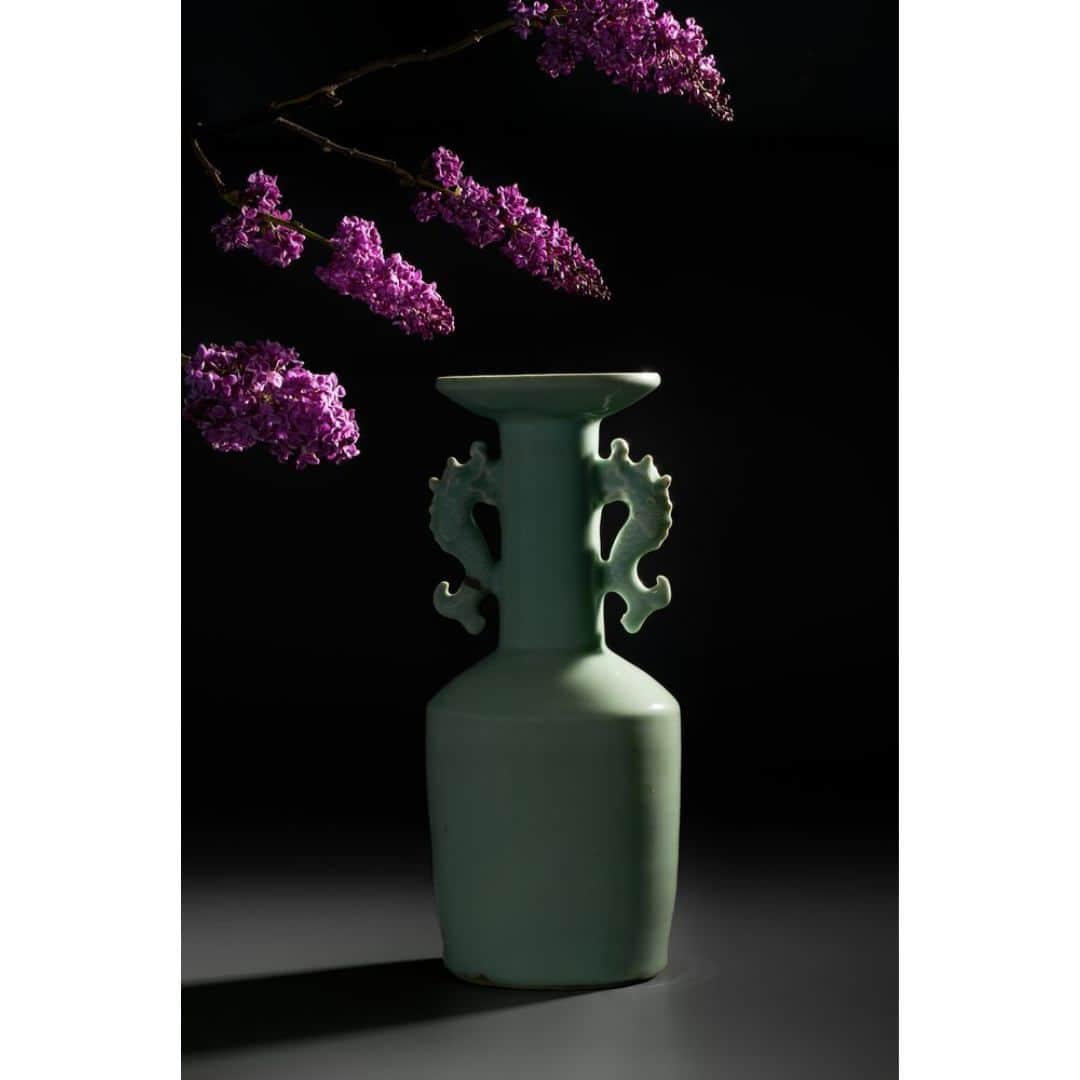 クリスティーズのインスタグラム：「During Asian Art Week this September, Christie’s New York is proud to present Mineo Hata: An Instinctive Eye.   Featuring twenty-seven superb archaic bronzes and ceramics from the collection of the renowned Japanese dealer and collector Mineo Hata, the sale is headlined by a magnificent and important large Longquan celadon kinuta vase from the Southern Song dynasty. Further highlights include a rare iron-red-enameled and green-glazed double gourd vase and a selection of superb archaic bronze ritual wine vessels.   Full collection now available online for browsing!  Asian Art Week | New York | 13 – 28 September」