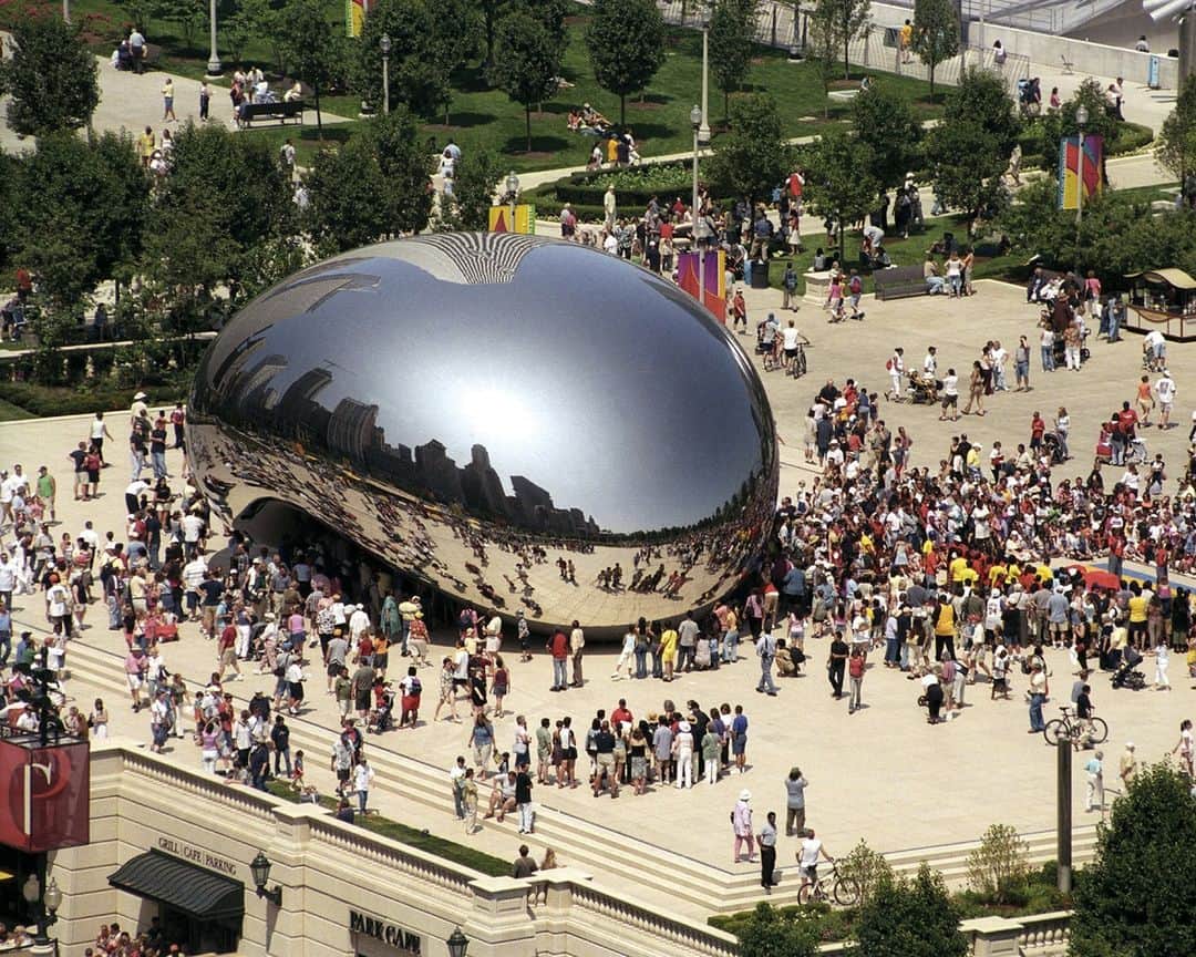 パラッツォストロッツィのインスタグラム：「Aspettando #AnishKapoor: pt.6 Nel 2004 presso il Millenium Park di Chicago viene presentata “Cloud Gate”, imponente scultura in acciaio lucidato. L’opera, alta 10 metri e lunga oltre 20, si presenta come un’enorme goccia di mercurio, senza alcuna saldatura apparente. La superficie specchiante genera uno spazio nuovo, tra il vero e il verosimile, riunendo il cielo, gli edifici circostanti e tutti coloro che si muovono intorno.  “Anish Kapoor. Untrue Unreal” sarà aperta a Palazzo Strozzi dal 7 ottobre 2023 al 4 febbraio 2024. Scopri di più sulla mostra e acquista il tuo biglietto al link in bio. _ In 2004, "Cloud Gate", an imposing polished steel sculpture, was publicly presented at Millennium Park in Chicago. The artwork, standing 10 meters tall and over 20 meters long, resembles a massive droplet of mercury with no apparent welds. The reflective surface creates a new space, blurring the line between reality and illusion, bringing together the sky, the surrounding buildings, and everyone walking around.  "Anish Kapoor: Untrue Unreal" will be open at Palazzo Strozzi from 7 October 2023 to 4 February 2024. _ Crediti: © Anish Kapoor. All rights reserved SIAE, 2023  #UntrueUnreal #PalazzoStrozzi #ContemporaryArt #CloudGate #Chicago」