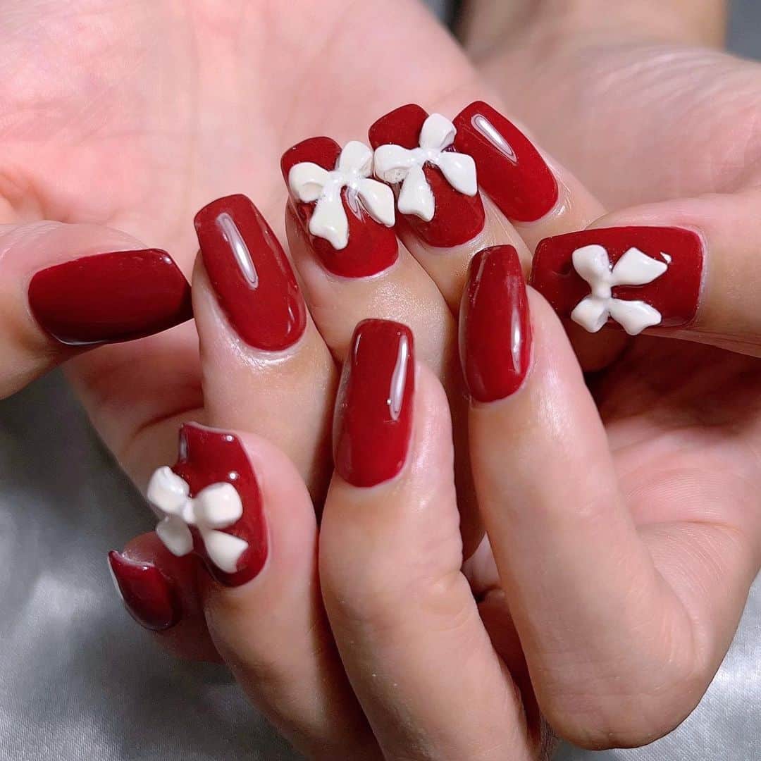 なかやまちえこのインスタグラム：「Bordeaux.⠀ ⠀ @yakko928 ちゃん⠀ ボルドーにアイボリーのリボン♡⠀ ⠀ @aby_sharenail #nail #nails #nailart #ネイル #美甲 #ネイルアート  #japanesenailart #manucure #japanesenails #manicurist #gelnails #أظافر #네일아트 #미용  #เพ้นท์เล็บ #artedeuñas #เพ้นท์เล็บเจล #ジェルネイルデザイン #ネイルデザイン #nagelkunst #ボルドーネイル #bordeauxnails #リボンネイル」