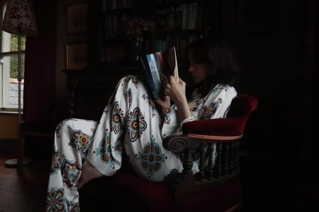 サラ・ボルジャーのインスタグラム：「cozy」