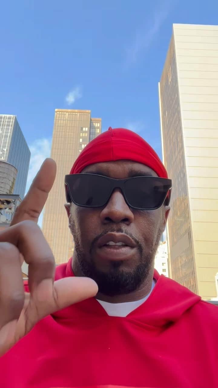 ディディのインスタグラム：「Happy Sunday to all!!! I pray for everyone watching this to tap into the frequency of LOVE! God bless!!   The #1 R&B album in the country!  The Love Album : Off The Grid」
