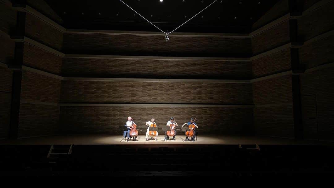 新倉瞳のインスタグラム：「with my cello family   堤剛チェロ・セレクション、枚方市総合文化芸術センターいっぱいの皆さまと共に無事終演‼️  18歳〜81歳のチェロカルテット。  我が師匠堤先生は本当に愛情深く、 そして人を信じてくださるかたです。  信じることって実は難しい。 良かれと思ったことが人を傷つけてしまう恐ろしさ こちらは大好きなのに相手から距離を置かれてしまう寂しさ さまざまな理由から信じることを諦めてしまうことが、 大人になればなるほどあるように思います。  でも、堤先生は、人生をかけて努力をされているからこそ 確信や自信があって動じないし、 朗らかでぽよっと優しくて可愛らしいんだなと、 魂の宿る先生の音を真近で浴びながら感じました。  そして同級生コンビの北村陽くんと西田翔くんが それぞれ本当に素晴らしく、 陽くんの観察力、翔くんの耳の良さをリハーサルから本番まで感じ、もうおねいさん脱帽でした。 2人が信頼し合って一生懸命お互いのために意見を言い合っている姿にも感動したなぁ。  私もね、私なりに色々積み重ねてきてよかったと感じました。私と出逢い、日々共に切磋琢磨してくださる皆さんのおかげだな。  チェロ界の歴史を、チェロ界の未来を、 誇らしく感じた時間でした。  とにかく楽しくて楽しくて幸せで仕方なかったです。  ありがとうございました！」