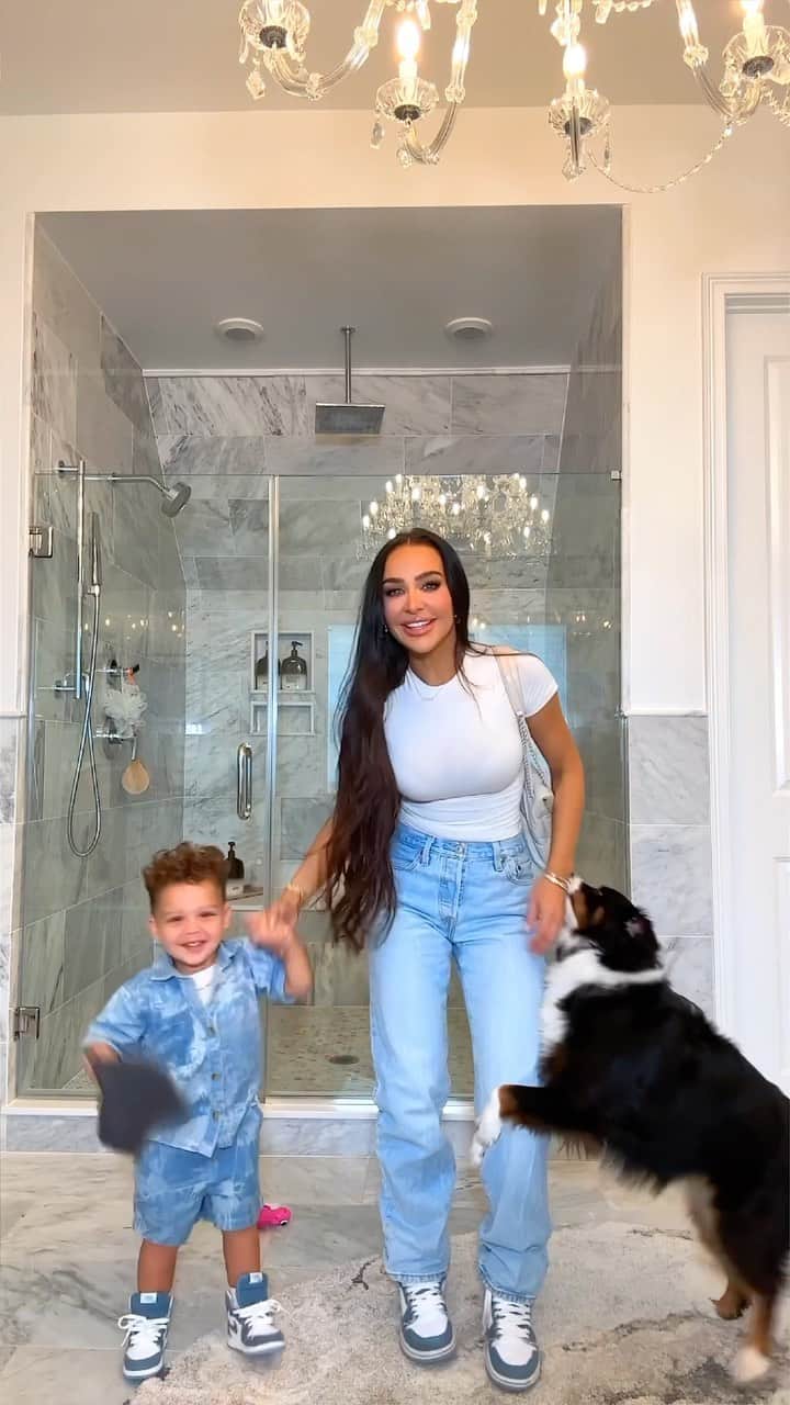 Carli Bybelのインスタグラム：「#fitcheck with Renzy🥹🥰  #momsofinstagram #fashion」