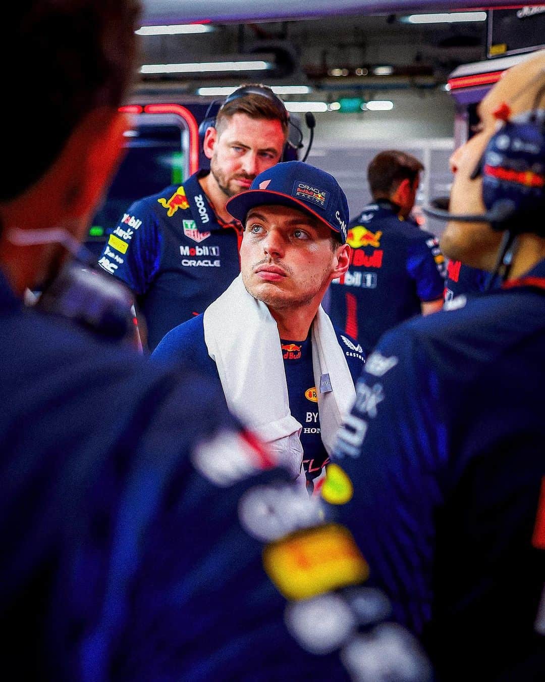 マックス・フェルスタッペンのインスタグラム：「A tough weekend in Singapore, but a solid recovery during the race today @redbullracing 👊  Onto Suzuka 🇯🇵👋」