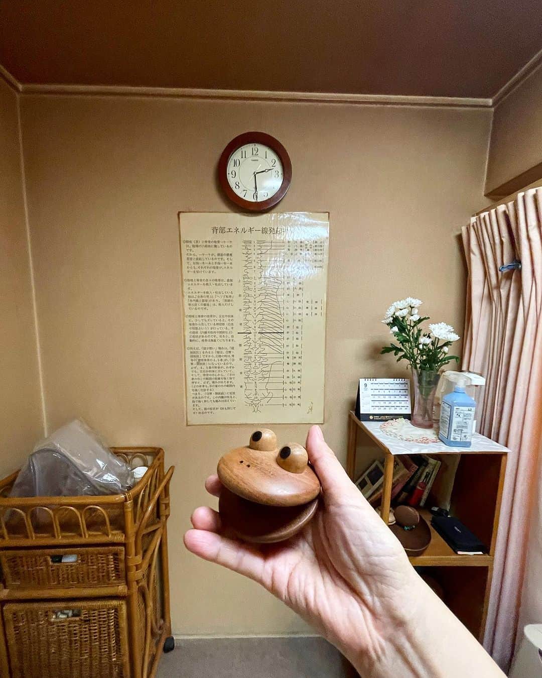 のインスタグラム：「ビワ温灸  ビワの葉ともぐさを使った温灸で熱くなったらカエルのカスタネットで合図するってシステムです🐸♪ 半年くらい前から通ってます。 診察後には女先生手作りの煮物やプルーン、豆乳などをいただきます。  いつもありがとうございます🧡  #ビワDEN #ビワ温灸 #全ては血行」