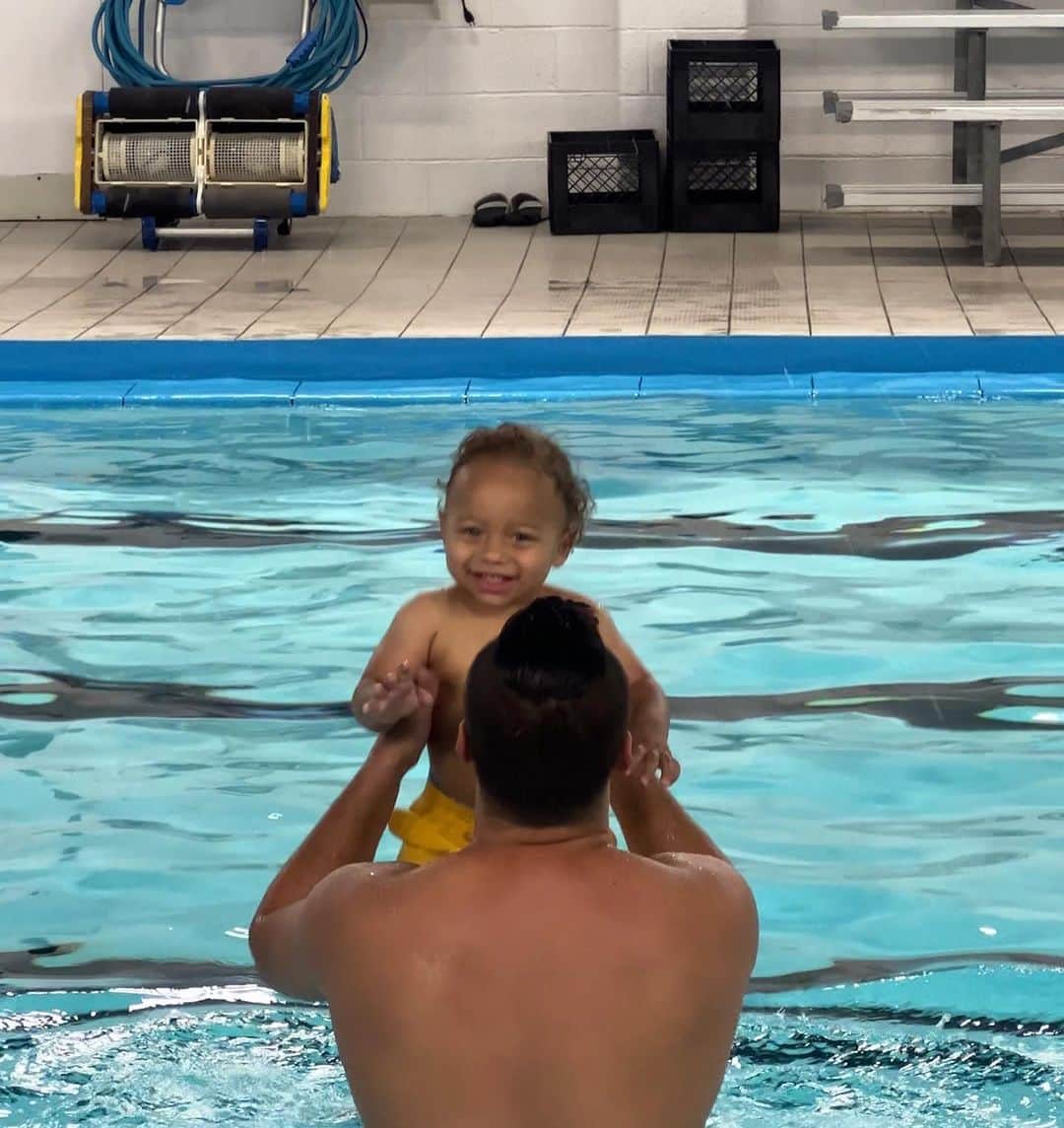 ジェニファー・アビルさんのインスタグラム写真 - (ジェニファー・アビルInstagram)「La joie dans mes yeux et dans mon cœur de maman de voir mon bébé s’amuser dans l’eau 😍😍 L’importance de rendre nos enfants confortables dans l’eau est selon moi une priorité . Aujourd’hui, c’était le premier cours de natation d’X 😍 . . #swimming #happymom #water #love #aquatic」9月18日 1時33分 - jennabel91