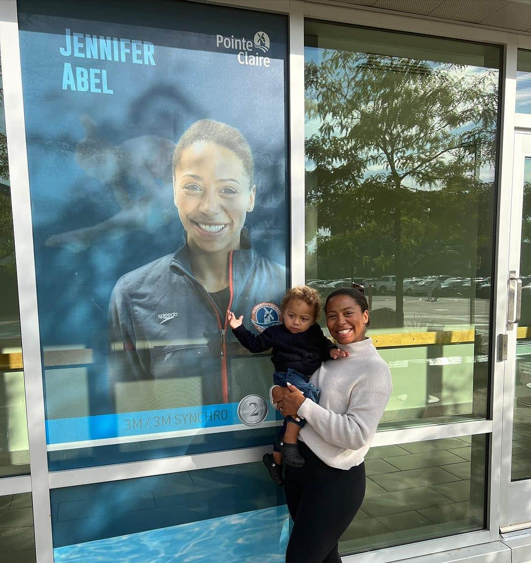 ジェニファー・アビルのインスタグラム：「La joie dans mes yeux et dans mon cœur de maman de voir mon bébé s’amuser dans l’eau 😍😍 L’importance de rendre nos enfants confortables dans l’eau est selon moi une priorité . Aujourd’hui, c’était le premier cours de natation d’X 😍 . . #swimming #happymom #water #love #aquatic」