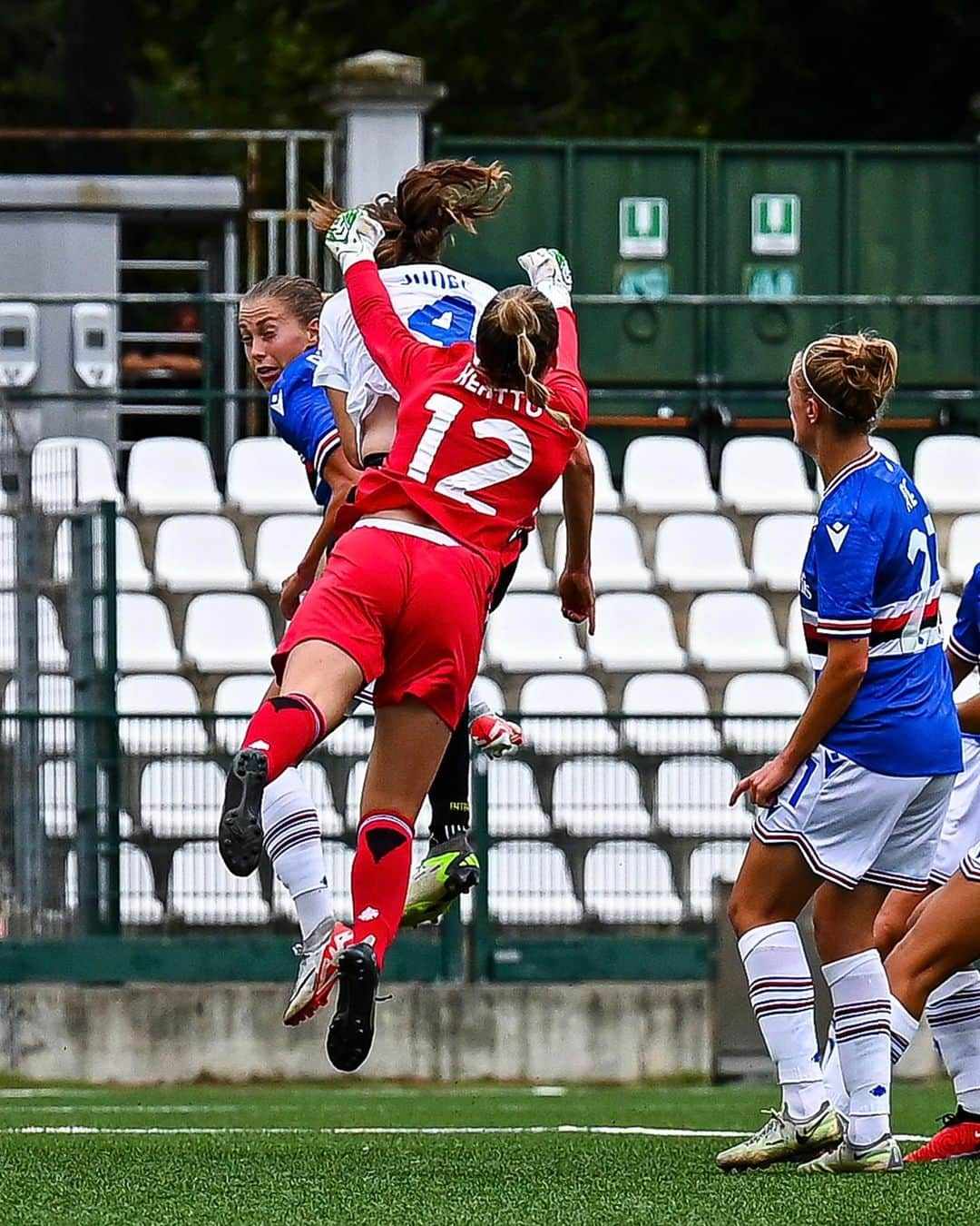 インテルナツィオナーレ・ミラノさんのインスタグラム写真 - (インテルナツィオナーレ・ミラノInstagram)「Sofie with a goal on her ⚫️🔵 debut!  #ForzaInter #InterWomen #SampdoriaInter」9月18日 1時27分 - inter