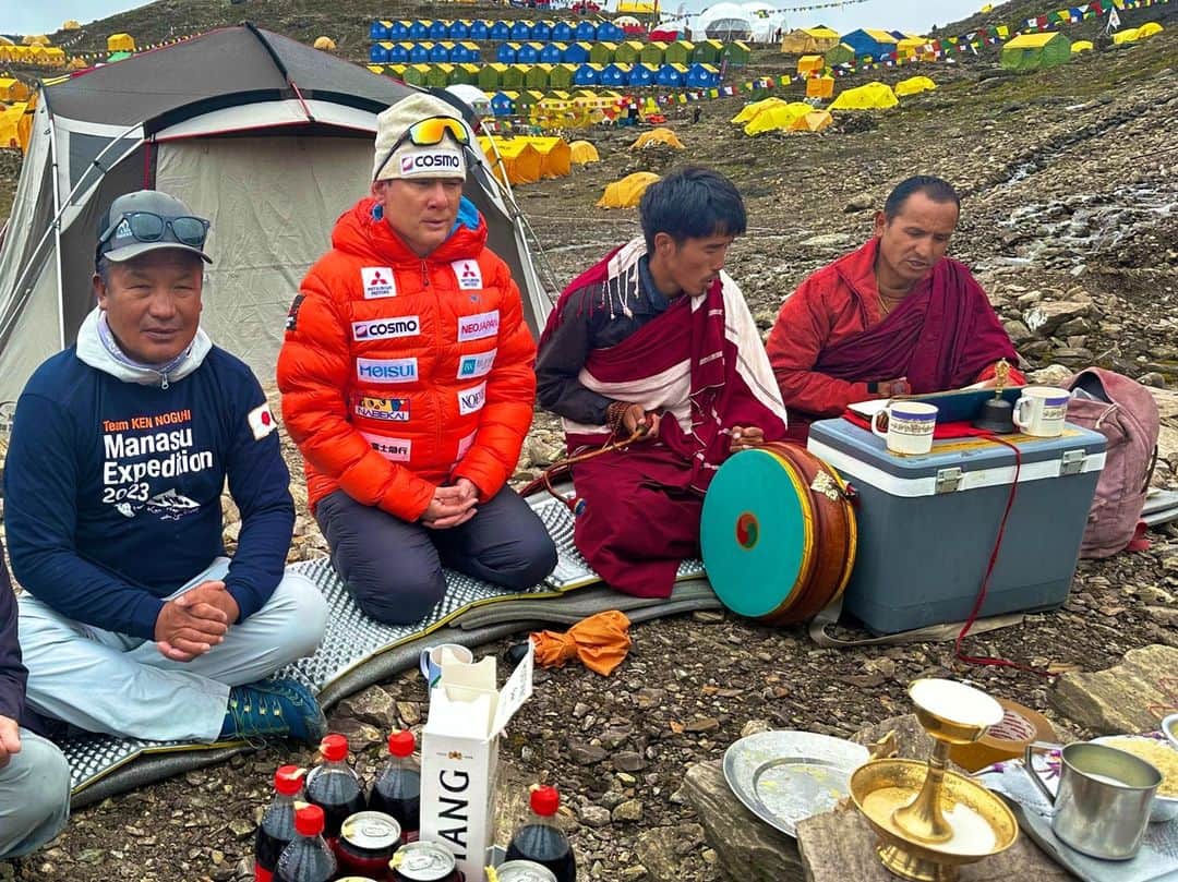 野口健のインスタグラム：「無事に安全祈願を終えました。 サマ村からお坊さんが上がってきて各隊をまわり安全祈願。 我が隊は夕方から始まり約2時間。  各隊、お坊さんがサマから標高差約1000mを登ってきてはお経あげ。さぞかし厳しい修行を積み重なられてこられたのだろうと。  途中で軽く雨が降り出したので体が冷え切りました…。  ラマ教によるプジャ（安全祈願）を行いますと、神社に参拝した時に感じるあの背筋がピンとなるような凛とした世界観。  明日から上部キャンプを目指します。今回はできればキャンプ2まで上がれたらいいですね。  これだけ好天に恵まれるマナスルは4度目にして始めて。それはそれで不気味だなぁ。  ♯野口健 ♯マナスル」
