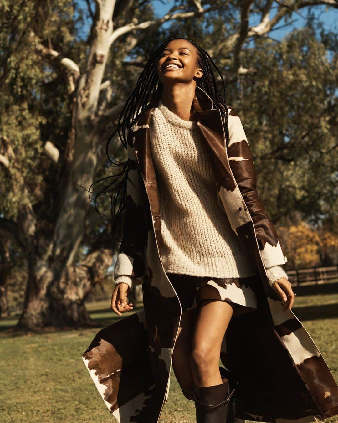 Banana Republic のインスタグラム：「Make a statement this fall in the look of the season: the Maryam Haircalf Leather Coat and matching mini skirt. #TheBRLook」