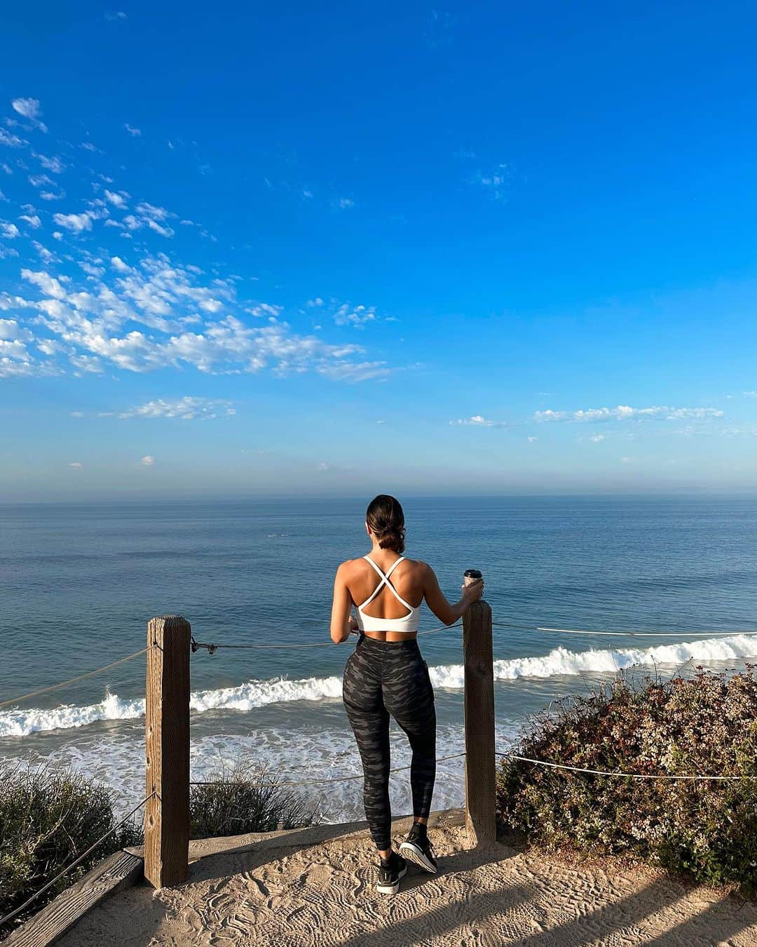 アナ・チエリのインスタグラム：「Sunday Mornings in Southern California 💙🌊」