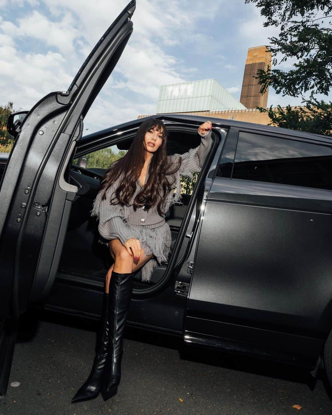 Zara Martinさんのインスタグラム写真 - (Zara MartinInstagram)「Powering through #LFW in my #RangeRoverEvoque @landrover  📸 by @moeez  @davidkomalondon」9月18日 1時42分 - zaramartin