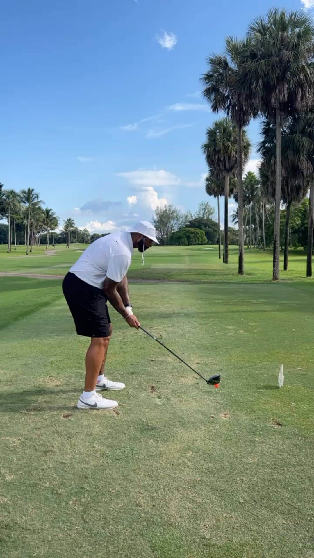 カルロス・ブーザーのインスタグラム：「Let’s Go Golfing…. #holdat ⛳️  🎥: @nat.aaliieee」