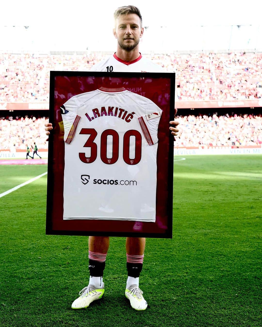 イヴァン・ラキティッチのインスタグラム：「3️⃣0️⃣0️⃣ 👏🏼   ❤️©️  #SevillaFCLasPalmas #WeareSevilla #NuncaTeRindas」