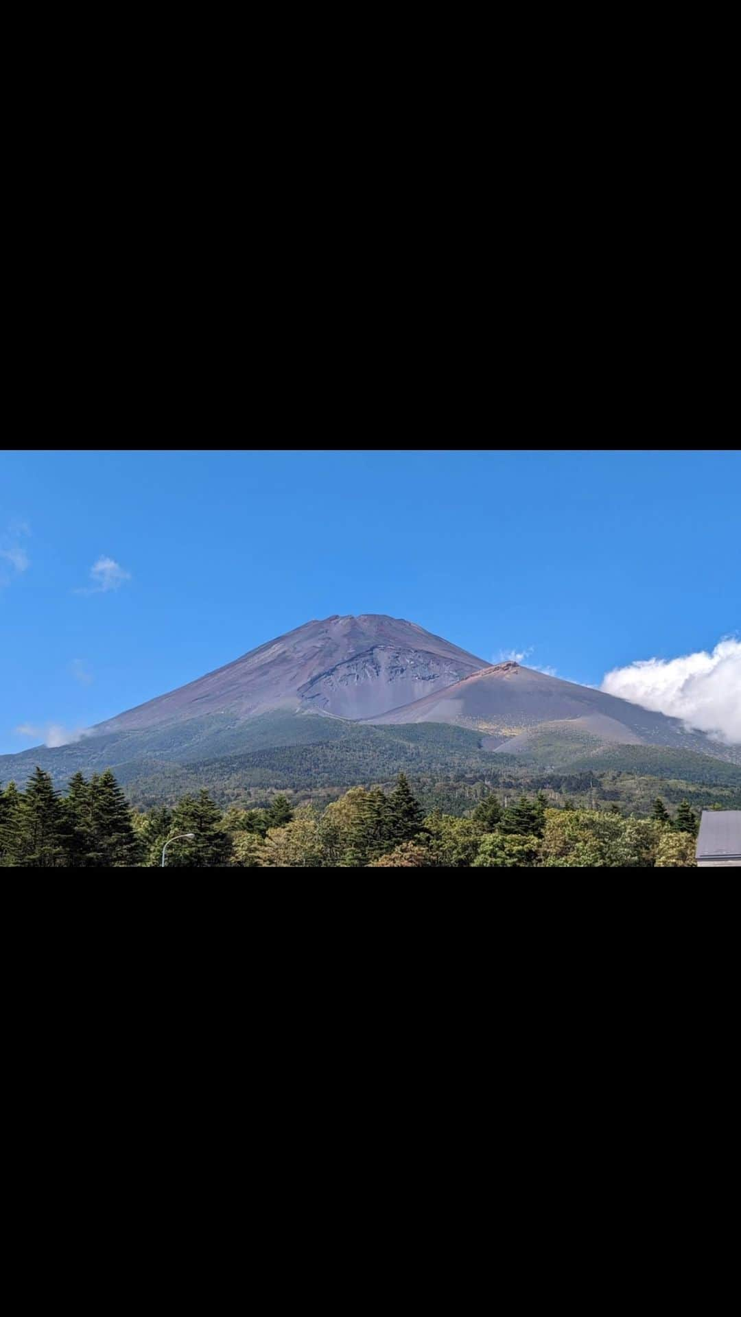 けんじるのインスタグラム：「本日は  地元の先輩方と富士山の五合目迄のツーリングVTRを撮らせて頂きました〜！！  大型免許が欲しくなりました。  #バイク #ハーレーダビットソン #芸人 #富士山 #バズり」