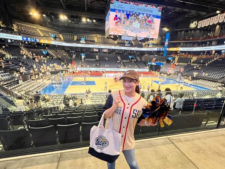 長嶺花菜さんのインスタグラム写真 - (長嶺花菜Instagram)「🏀 待ちに待ったキングスVS群馬プレシーズンゲーム！ 久しぶりにGO!GO!KINGS!コールできて楽しかったー😆  沖縄アリーナは、シーズンを楽しみにしているブースターのキングス愛が溢れてた！　　　  開幕が待ち遠しいなぁ♡  推しのアリーナフードは 今シーズンも「キンから」に決まり！  #キングス女子」9月18日 1時39分 - kana_nagamine