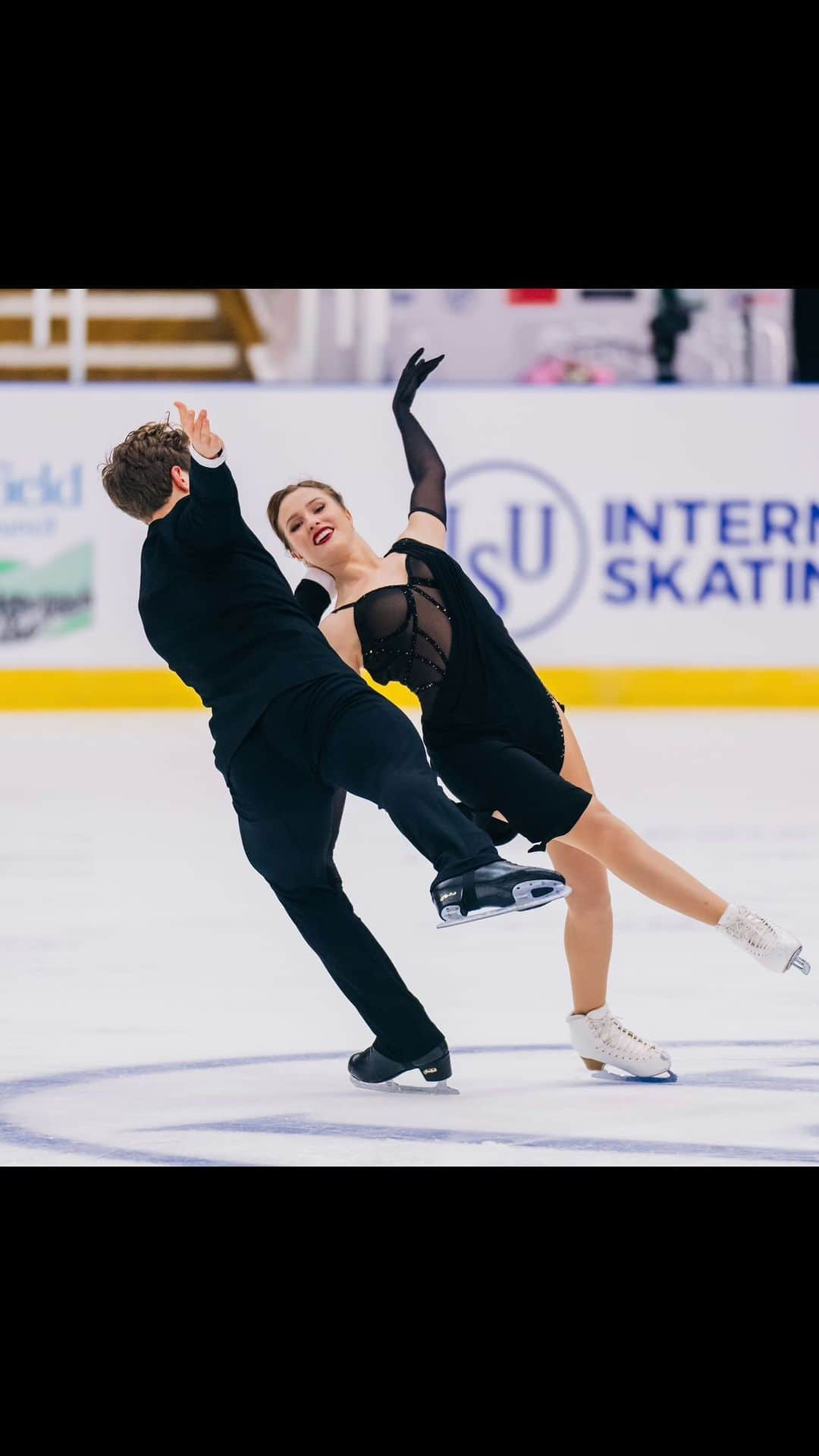 クリスティーナ・カレイラのインスタグラム：「Summer training 2023✨🫶🏻  #figureskating #icedance #dance #iceacademyofmontreal #christinacarreira #anthonyponomarenko #summer #training #fun #stevienicks #perfume #edgeofseventeen」