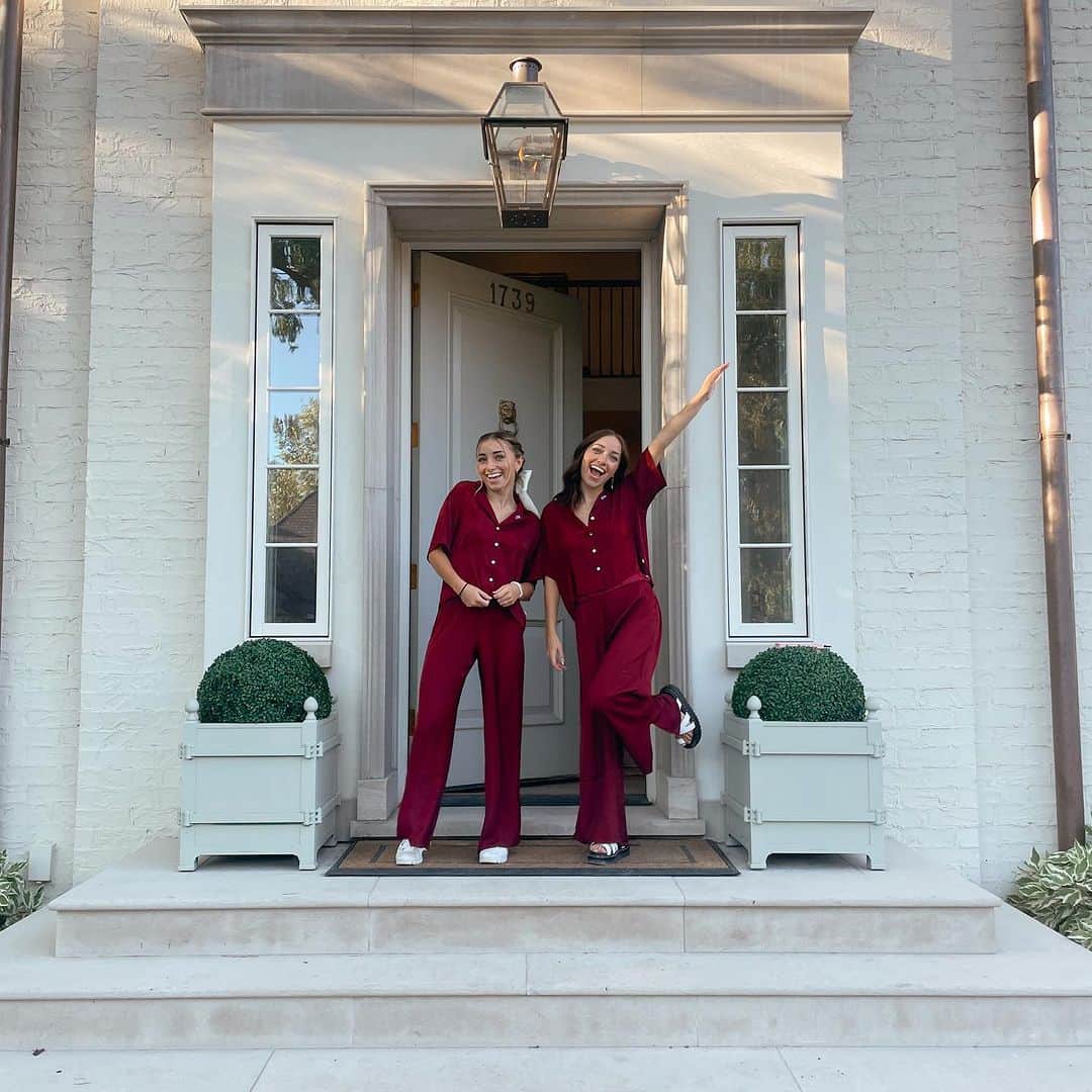 Brooklyn and Baileyのインスタグラム：「Our Princess Diaries themed party yesterday was a DREAM! So many cool people, good food, cute pjs, fun activities , and new @stayitk products 👏🏼」