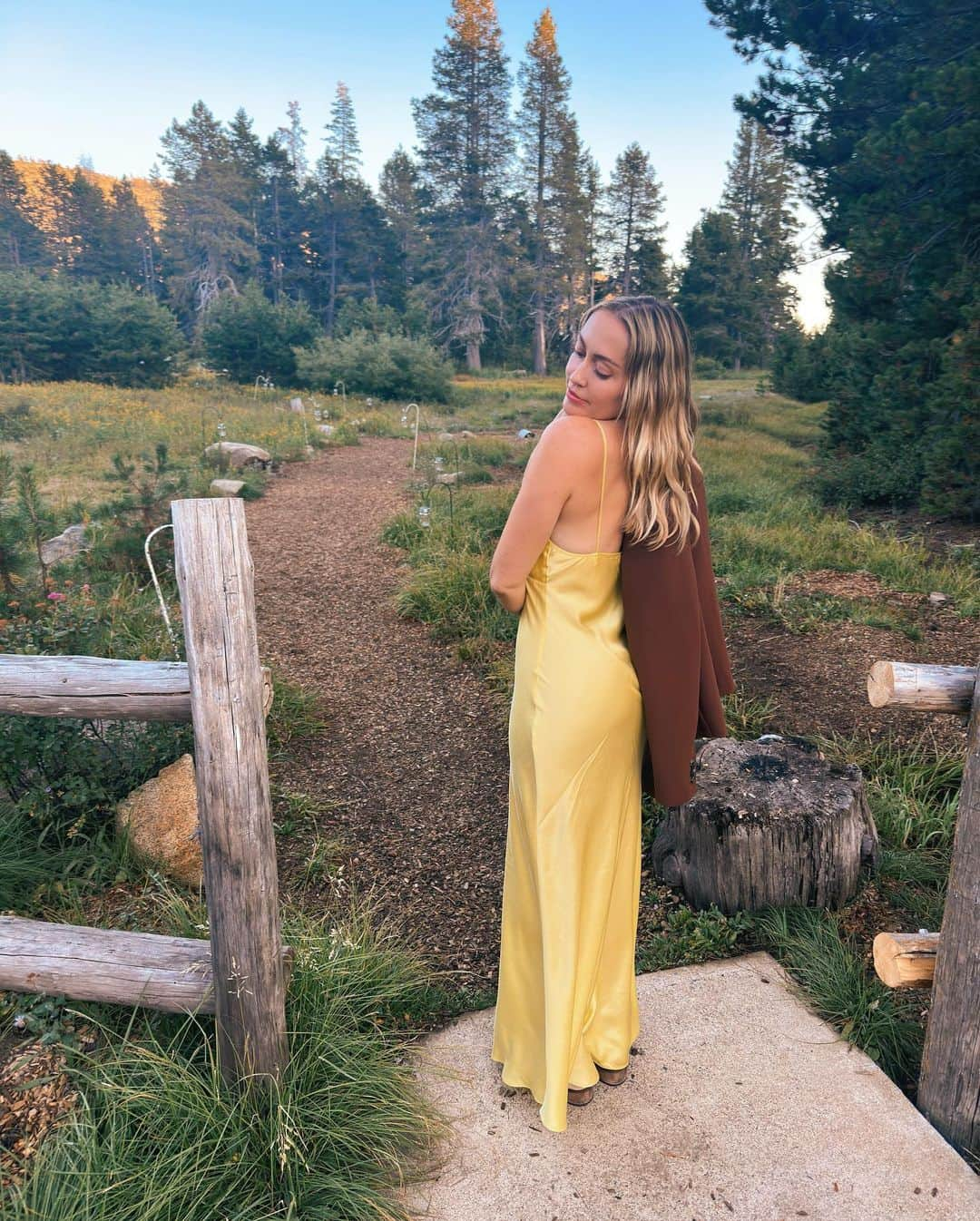 ブランディ・グレン・サイラスさんのインスタグラム写真 - (ブランディ・グレン・サイラスInstagram)「Only attending mountain weddings from now on ⛰️❤️」9月18日 1時48分 - brandicyrus