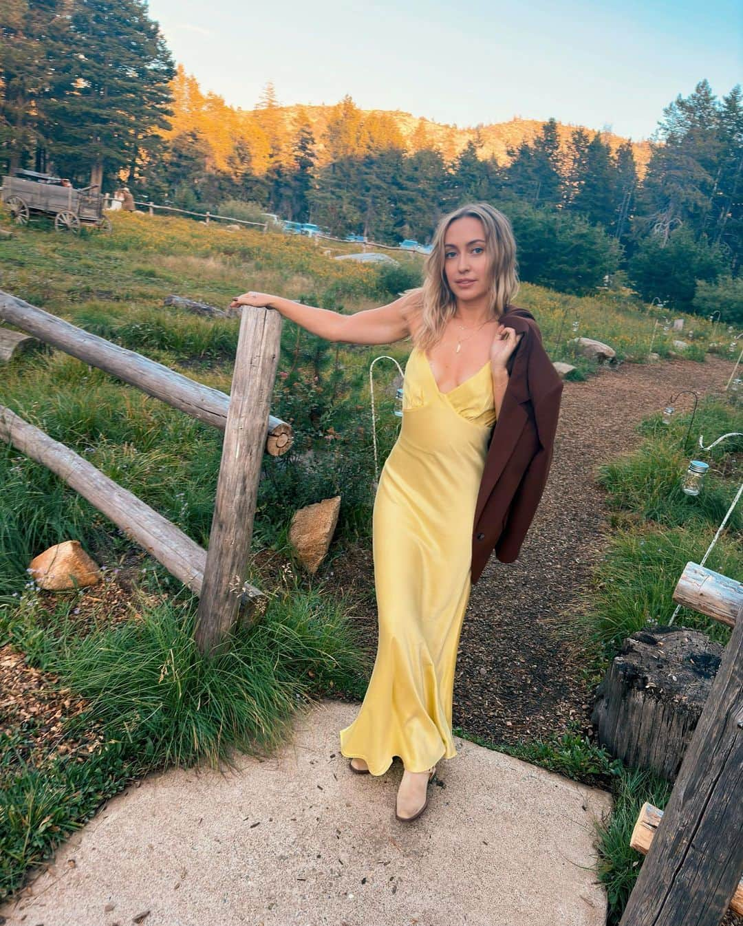 ブランディ・グレン・サイラスさんのインスタグラム写真 - (ブランディ・グレン・サイラスInstagram)「Only attending mountain weddings from now on ⛰️❤️」9月18日 1時48分 - brandicyrus